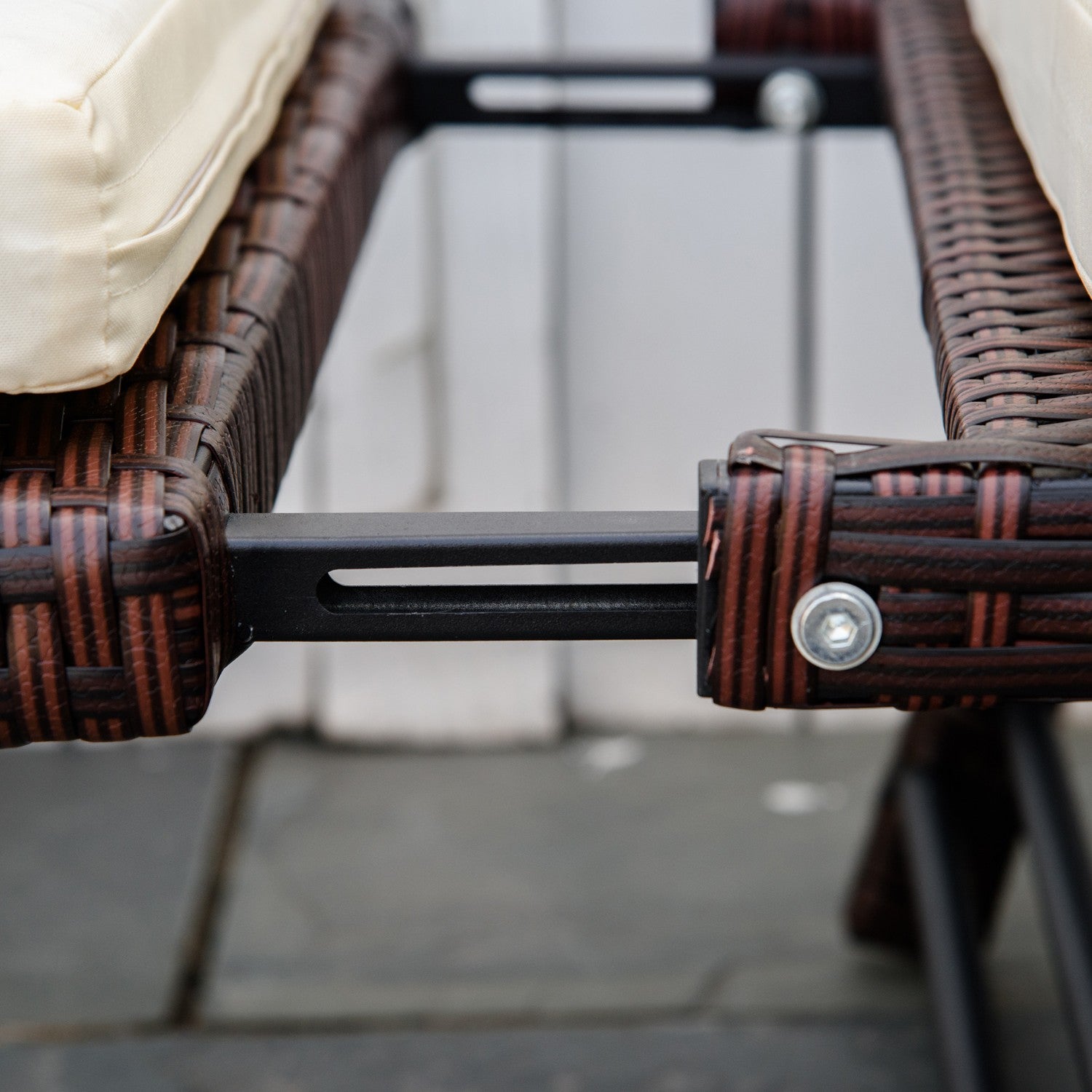 2-sits polyrattan trädgårdssoffa med fällbara armstöd