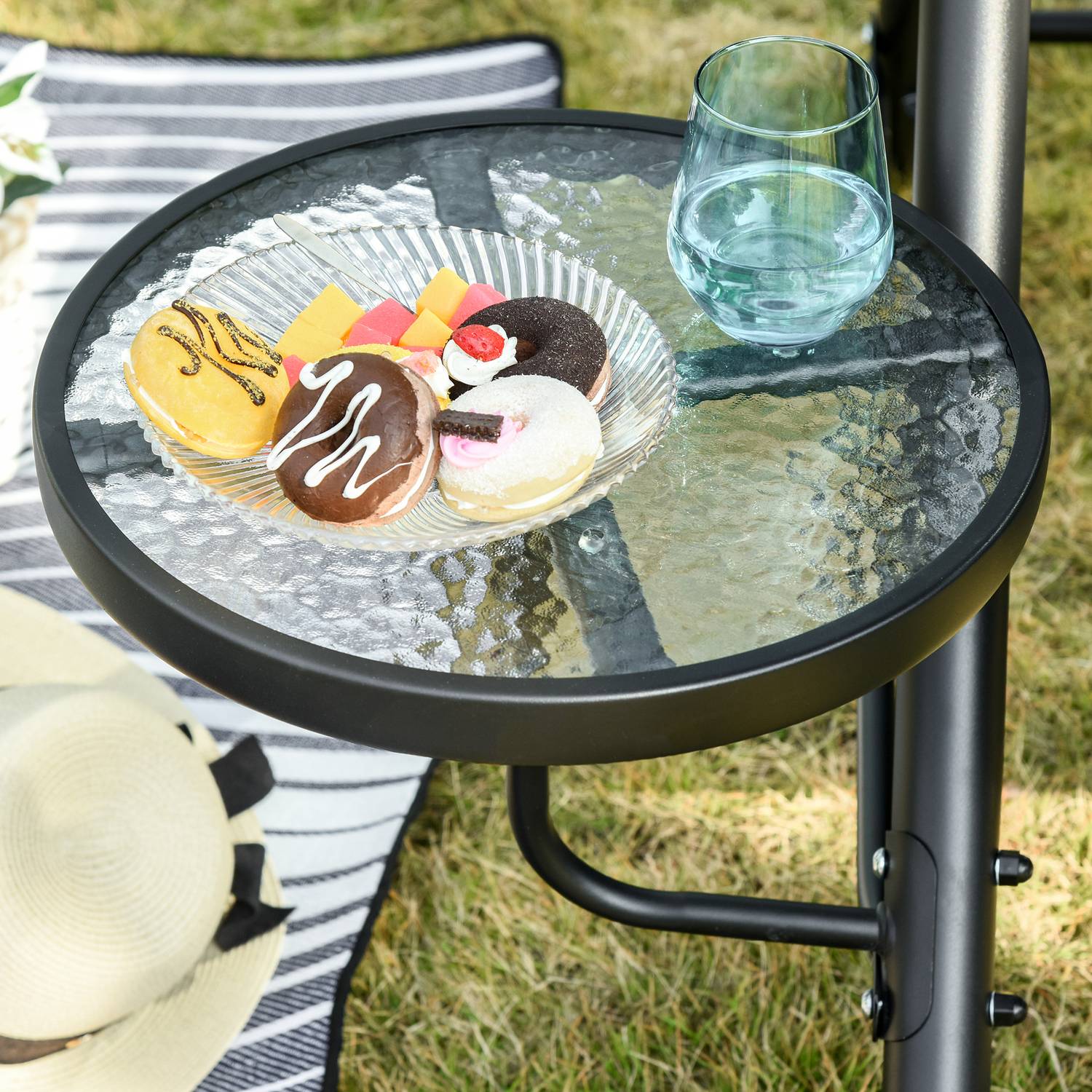 3-sits trädgårdssvingbänk med kapell och bord