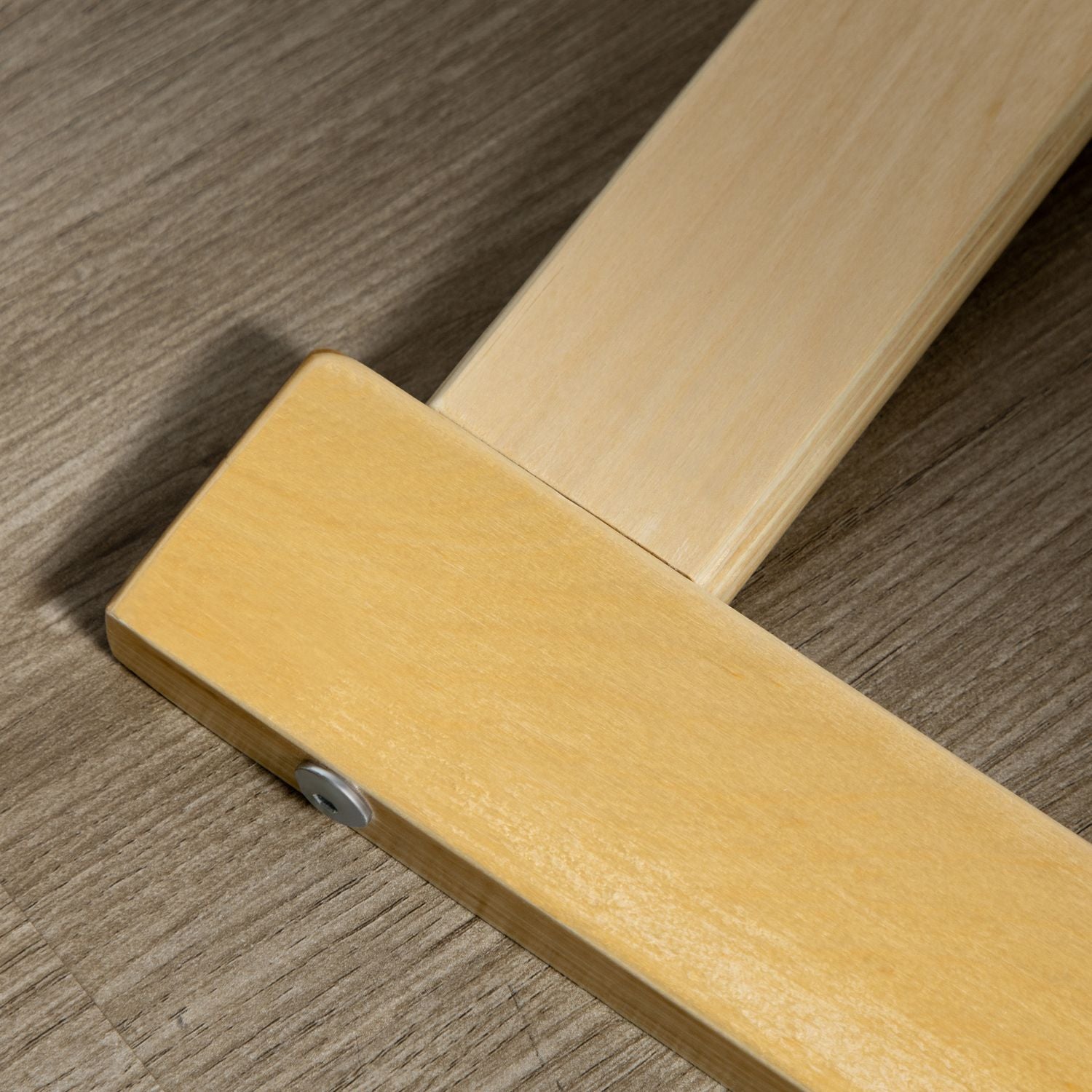 Avslappningsstol i grå linne med armstöd och fotpall