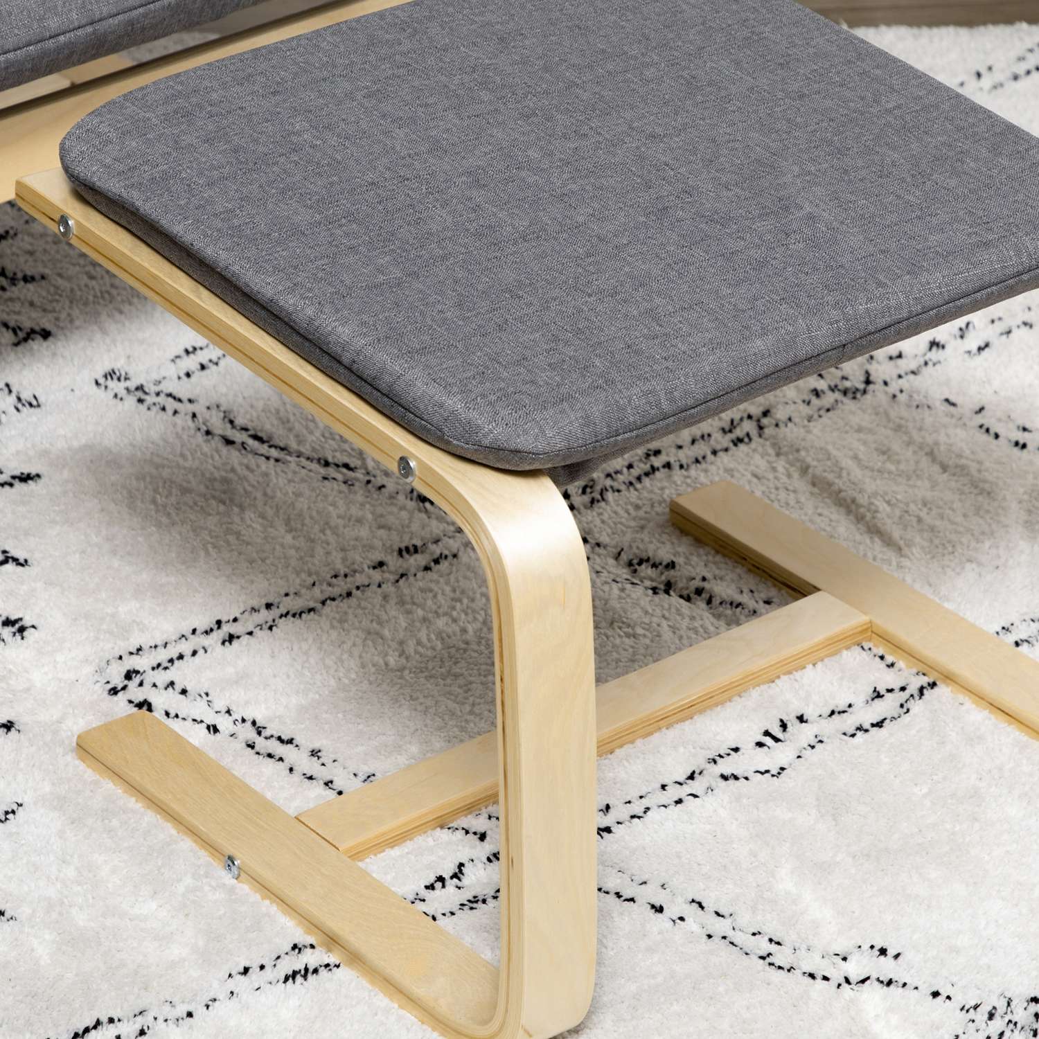 Avslappningsstol i grå linne med armstöd och fotpall