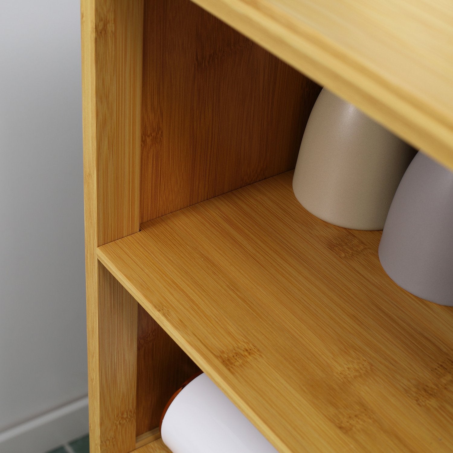 Badrumsskåp i bambu med lamelldörrar, tippskyddsdesign