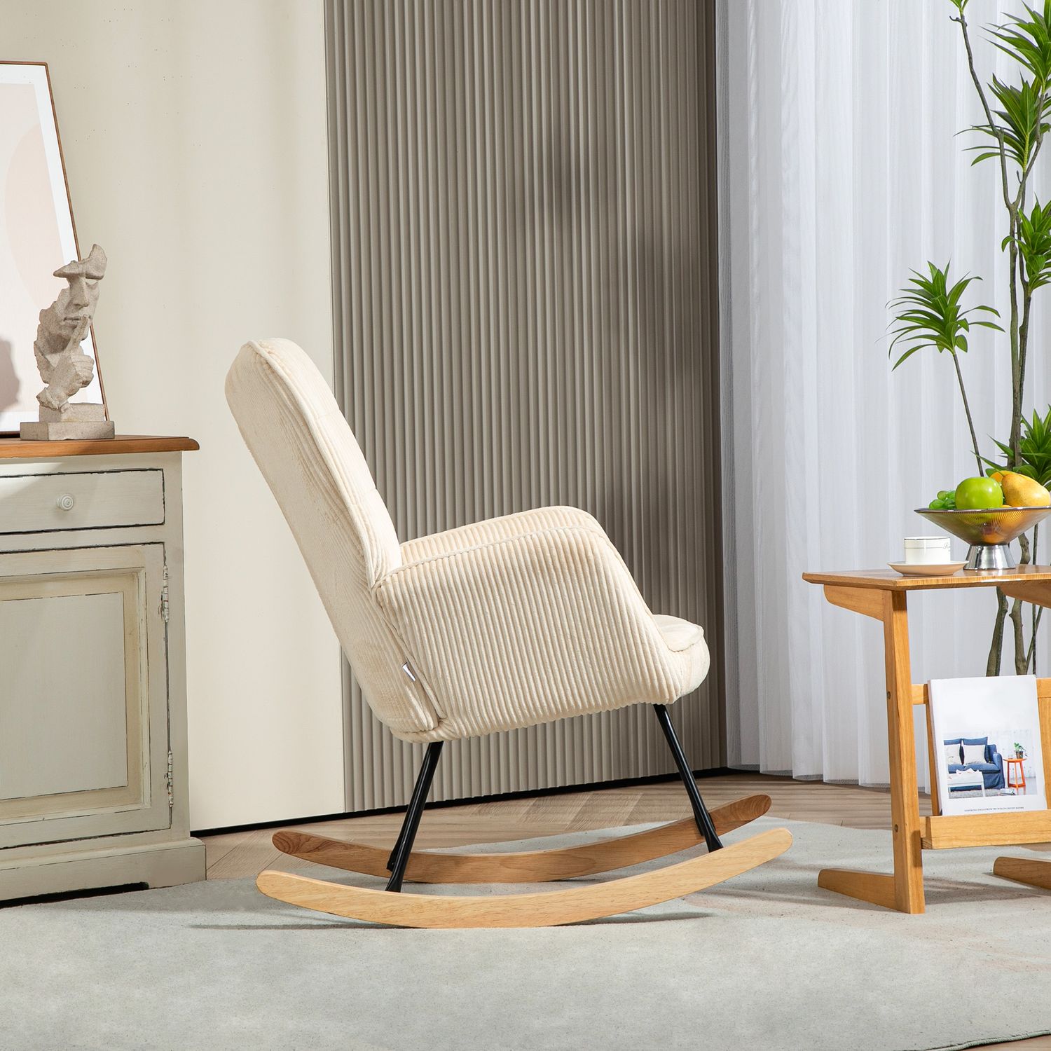 Beige avkopplande gungstol med trälöpare