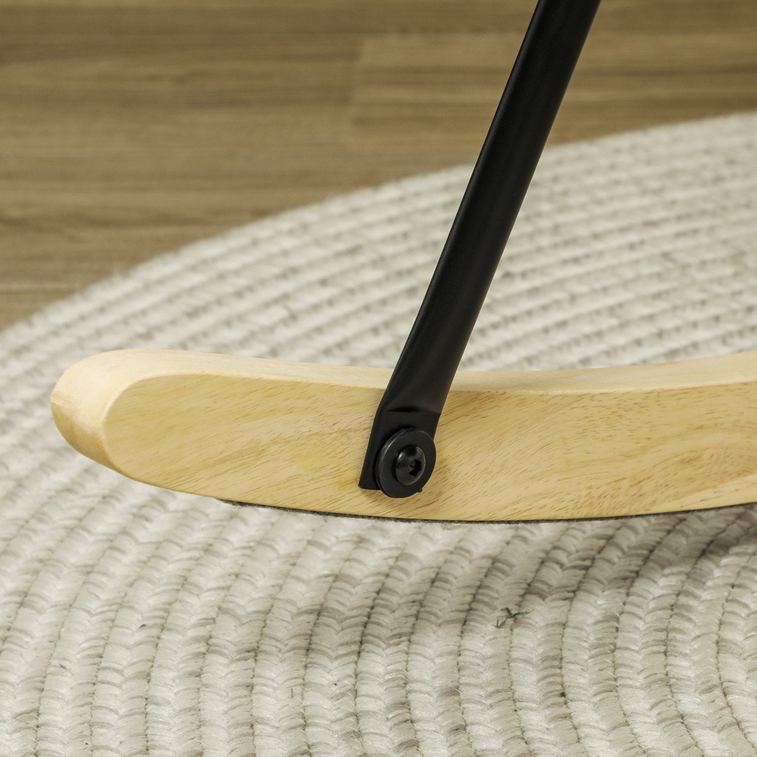 Beige sammets gungfåtölj med trälöpare