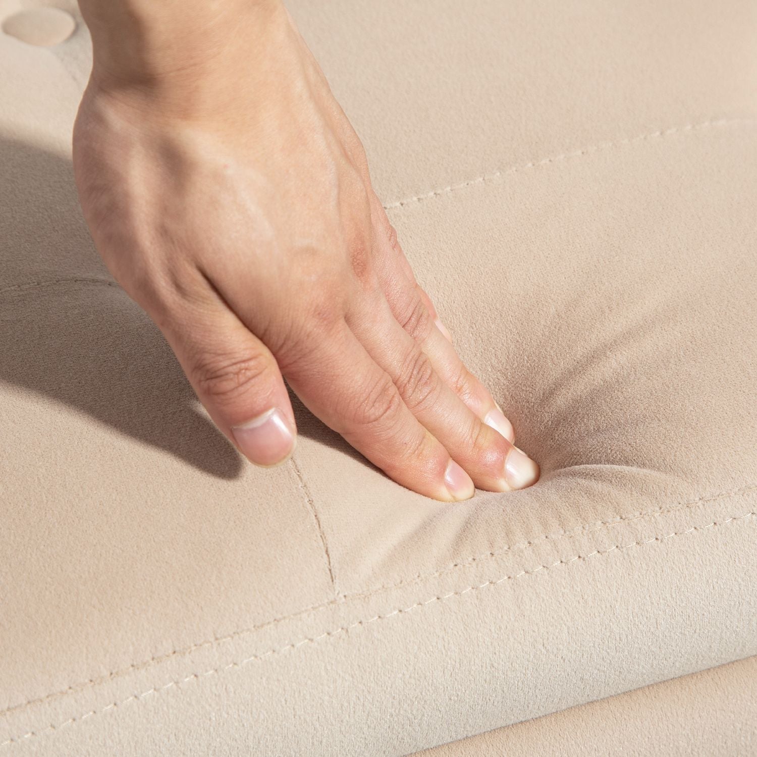 Beige stoppad förvaringsbänk med armstöd – sammetsfinish