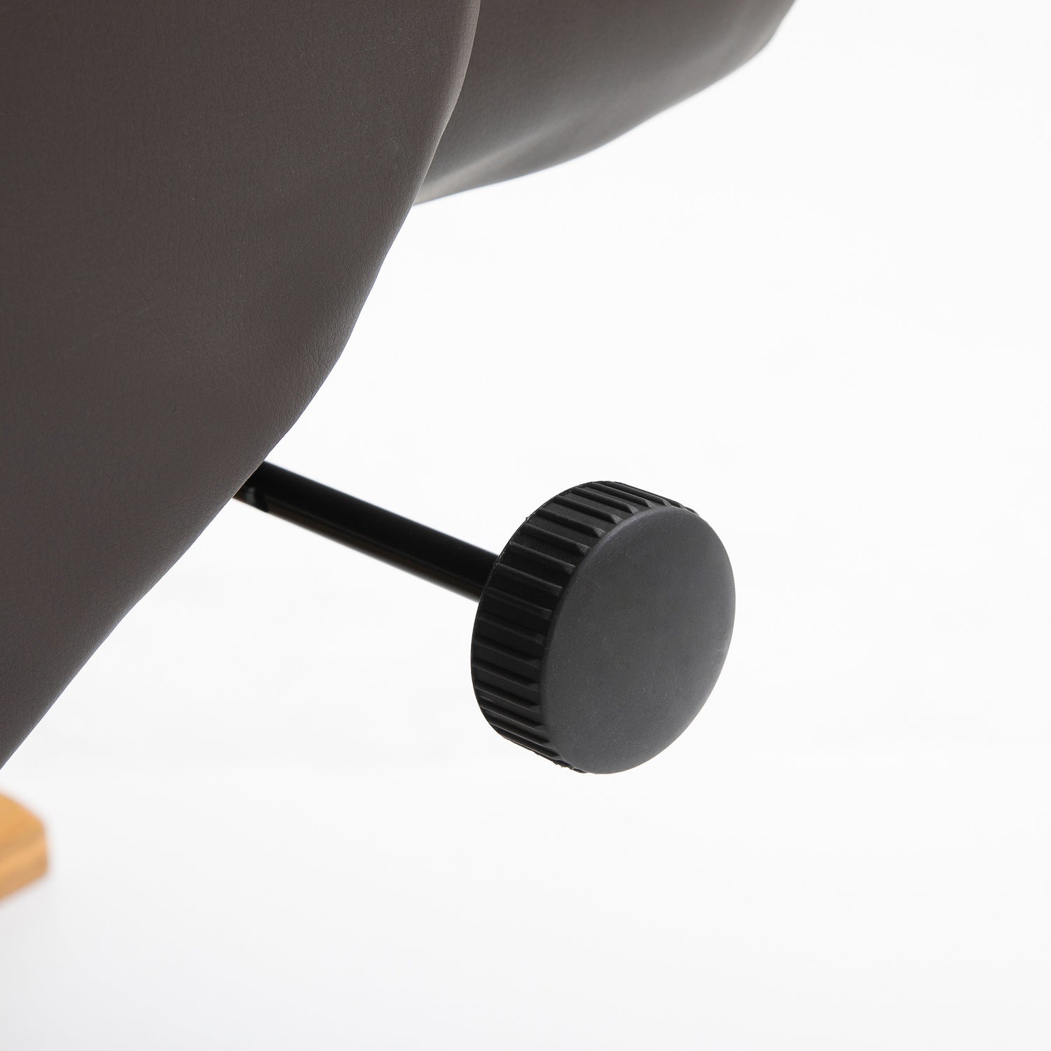 Brun avslappningsstol i konstläder med massage och pall