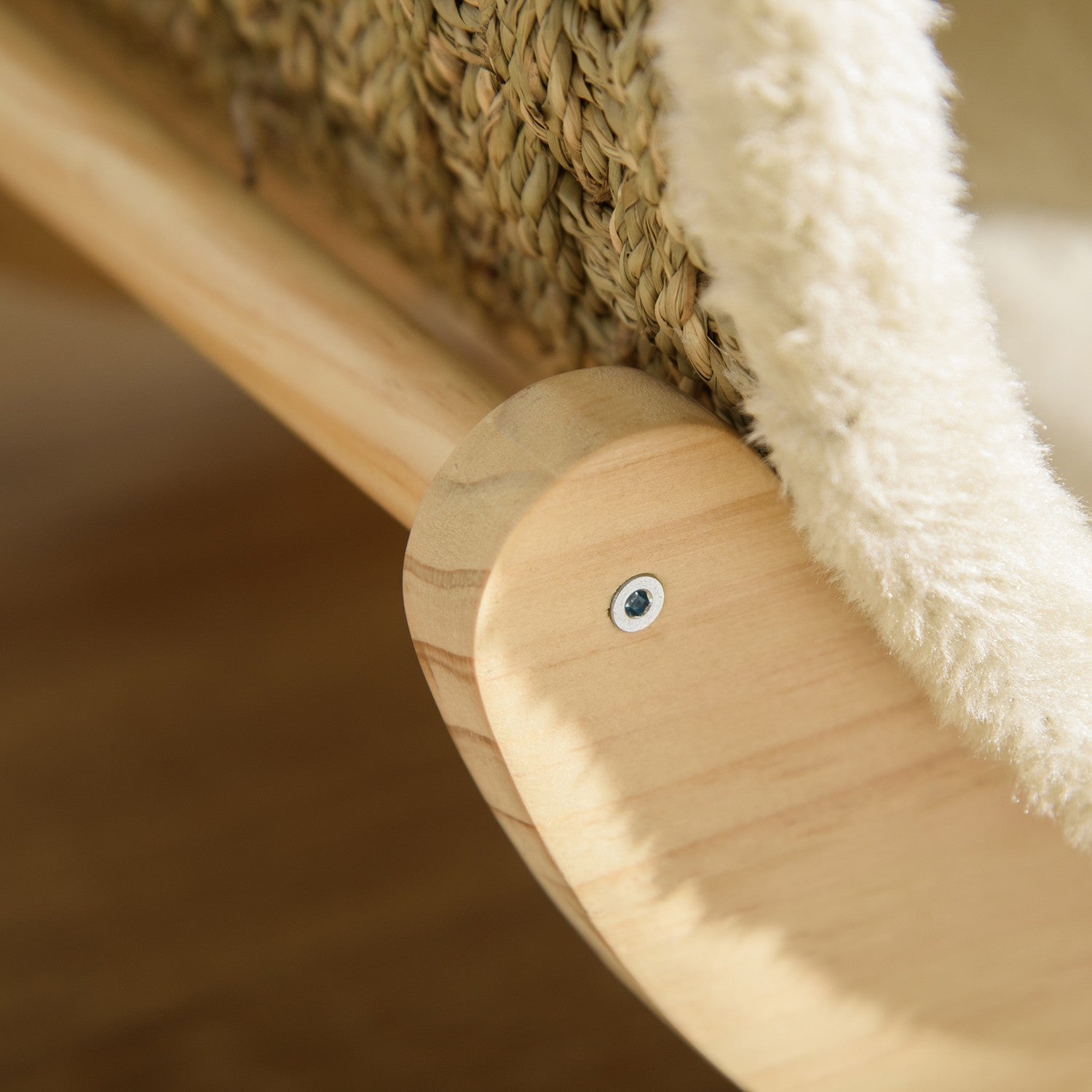 Cat Cave Bed med skrapdyna, furu, flanell