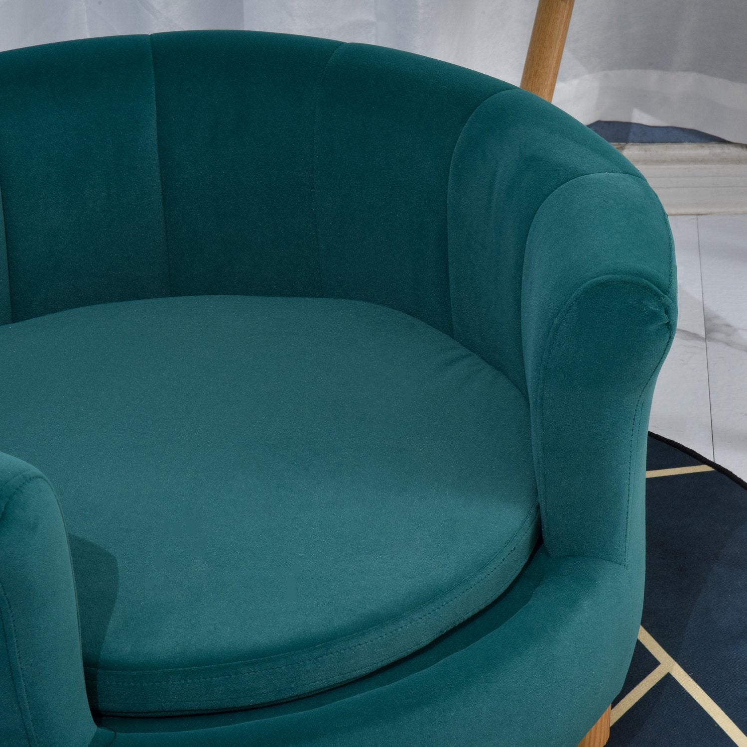 Elegant hundbäddsoffa med mjukt överdrag och träben