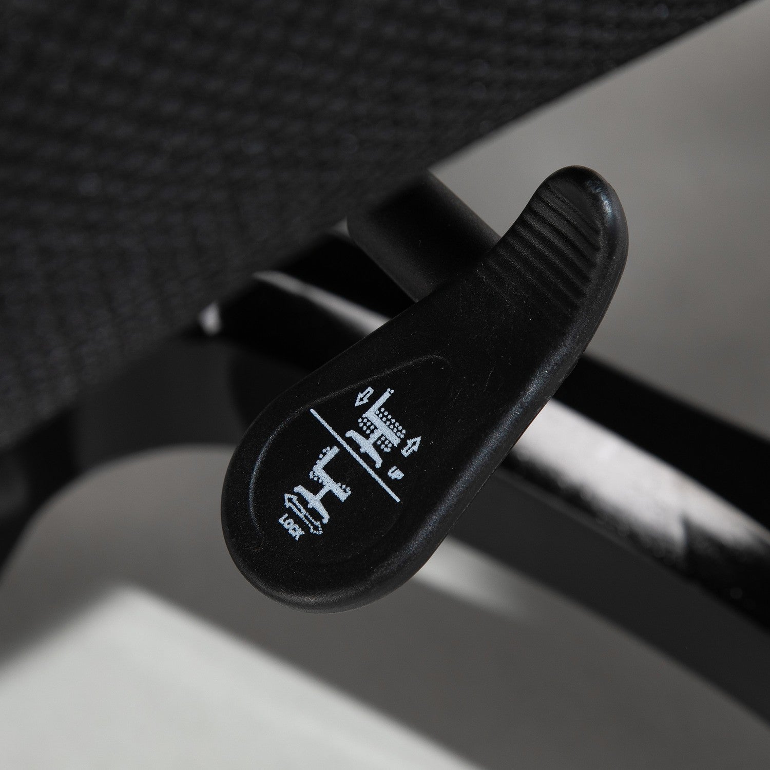 Ergonomisk kontorsstol i svart konstläder, justerbar med armstöd