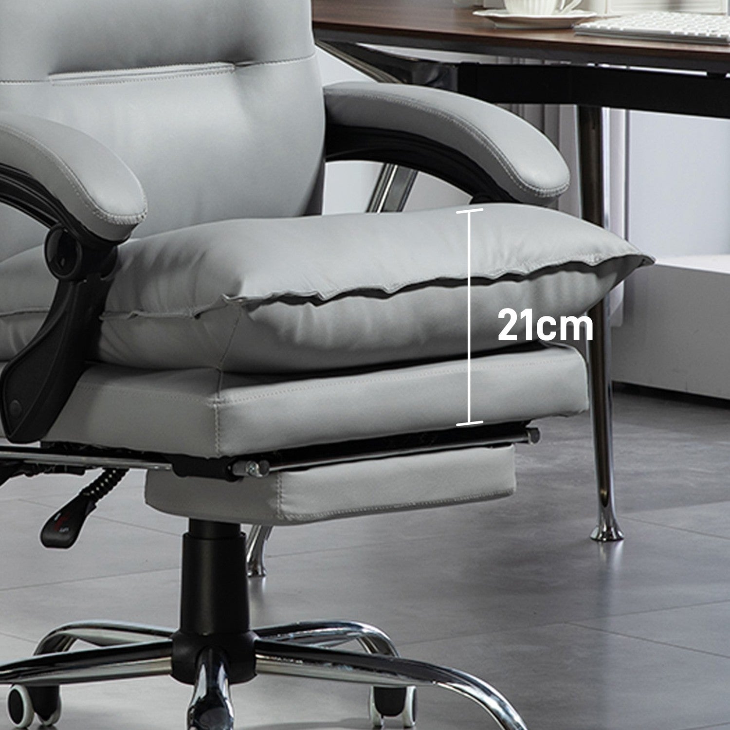 Ergonomisk kontorsstol med fotstöd, liggande och vadderat