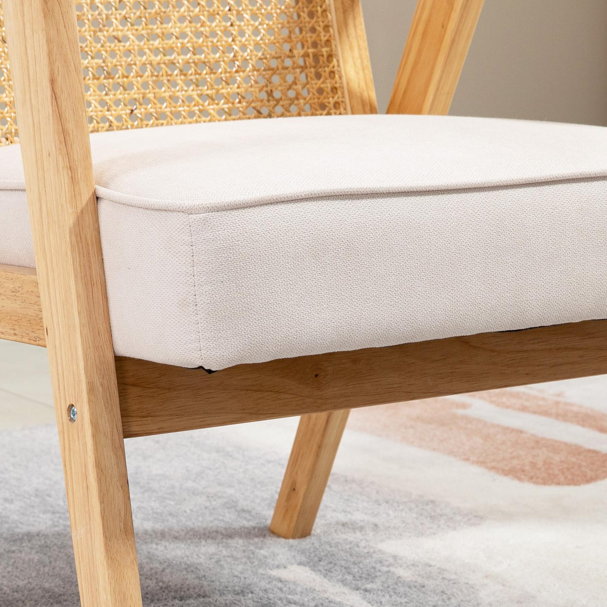 Exotische gestoffeerde stoel, rubberhout, zitkussen in linnenlook, 63L x 69W x 78H cm, crèmewit
