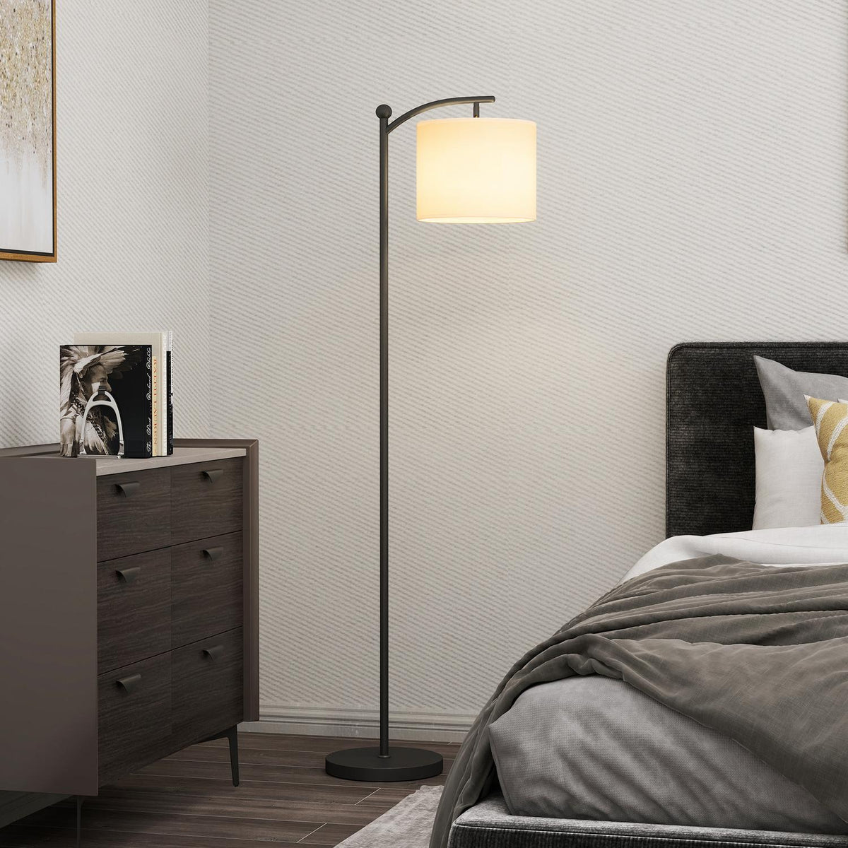 Stojací lampa s nastavitelnými možnostmi osvětlení, nožním spínačem a dálkovým ovladačem, kovová, černá