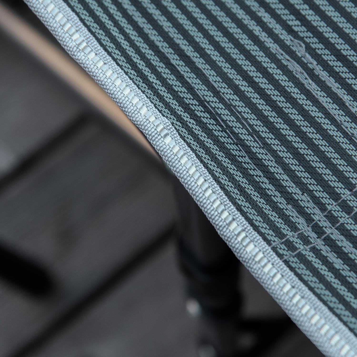 Grå hopfällbar solstol med kudde och sidoficka