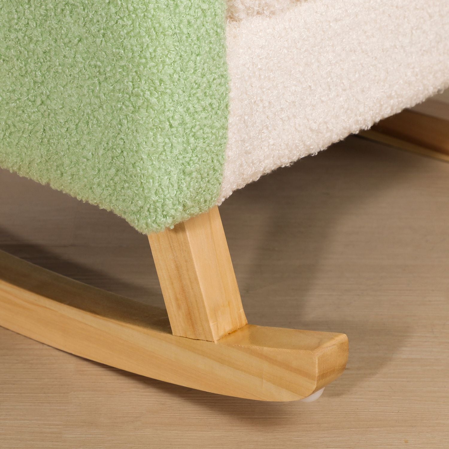 Grön lammskinnsgungsoffa för barn – Eucalyptus Wood, ålder 3+