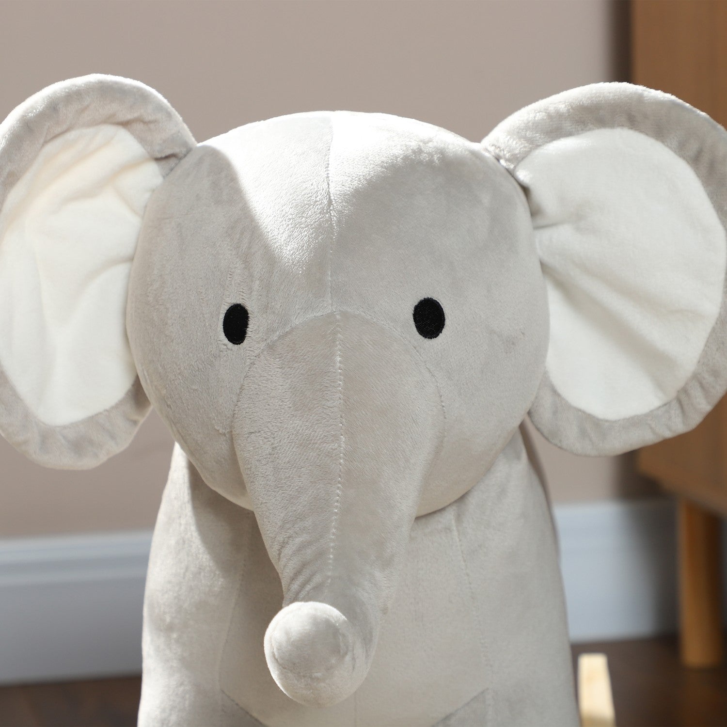 Gungleksak med grå plysch elefant med ljud för åldrarna 2-4
