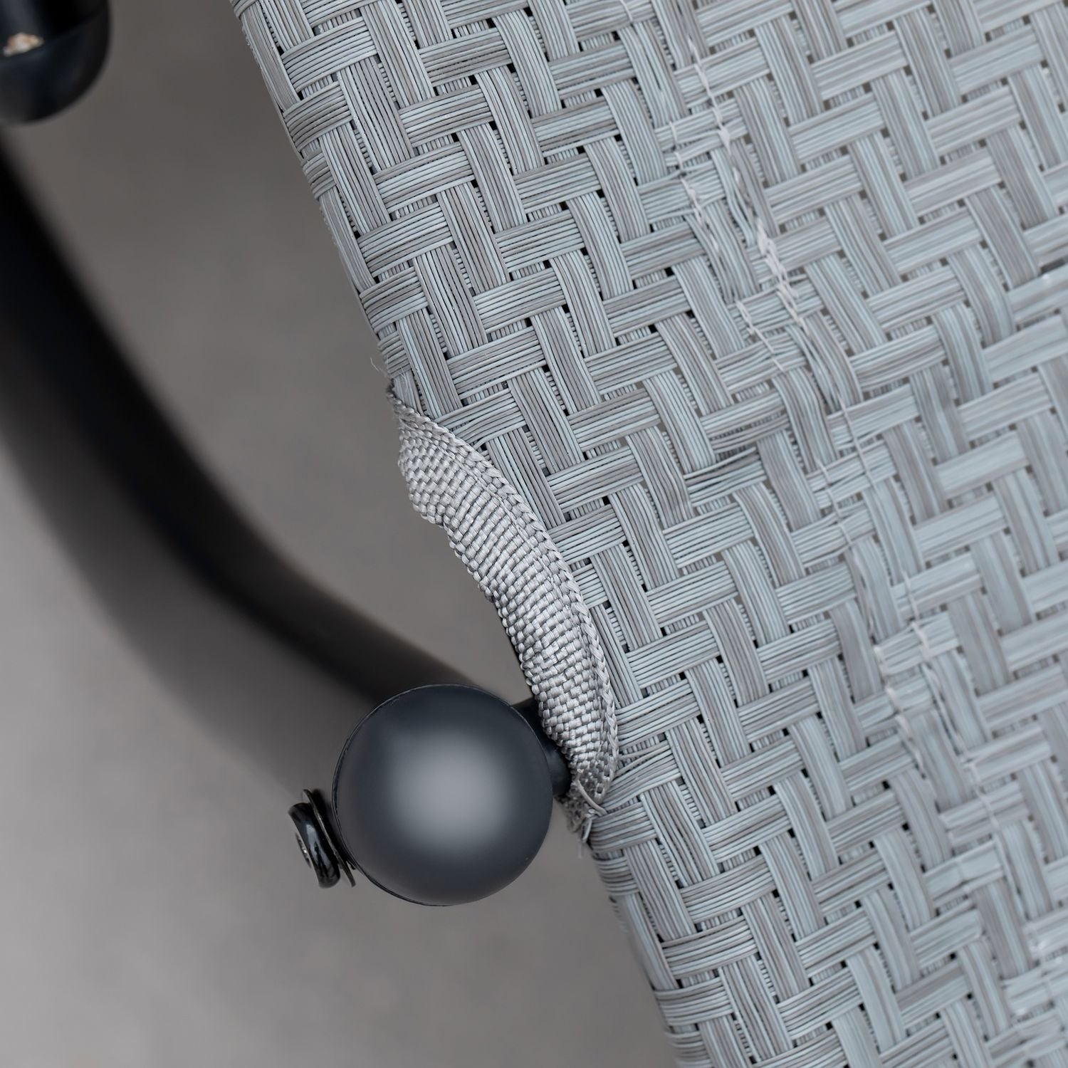 Gungstol med kudde, grå textlinje, 160 kg kapacitet