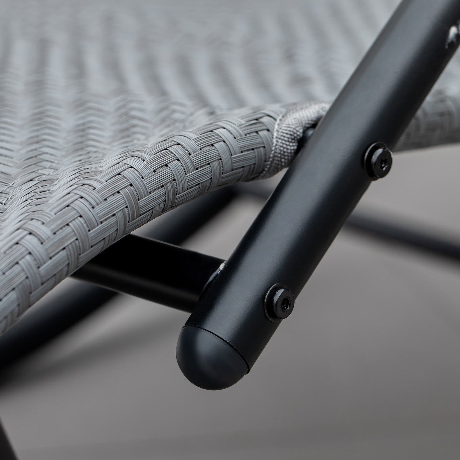 Gungstol med kudde, grå textlinje, 160 kg kapacitet