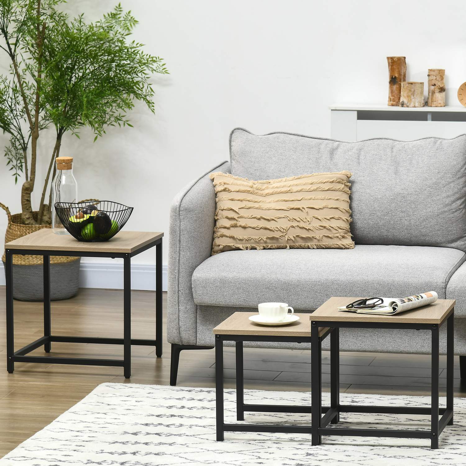 Häckande soffbordsset med stålram och träfinish