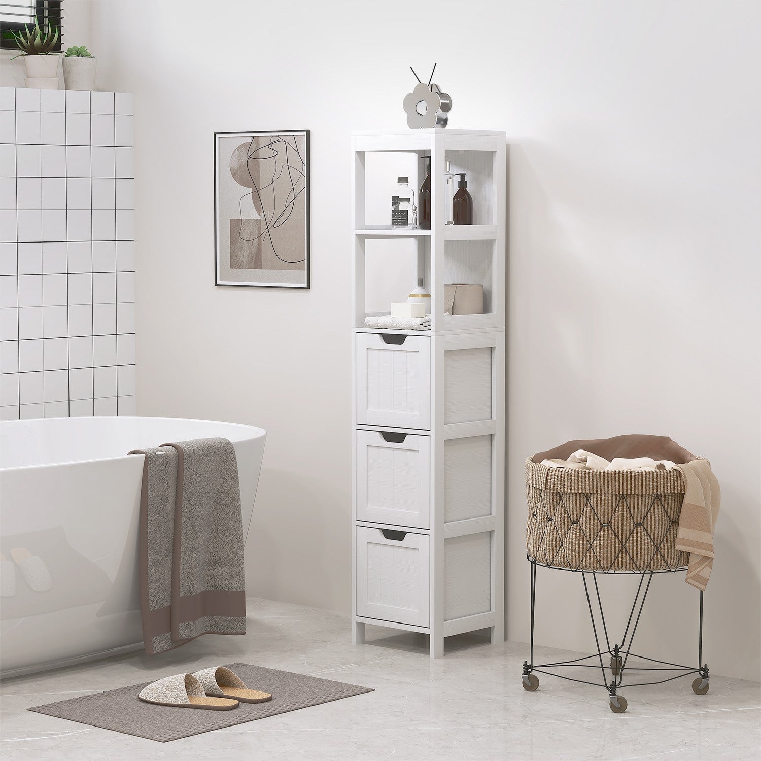 Högt vitt badrumsskåp med lådor och öppna hyllor