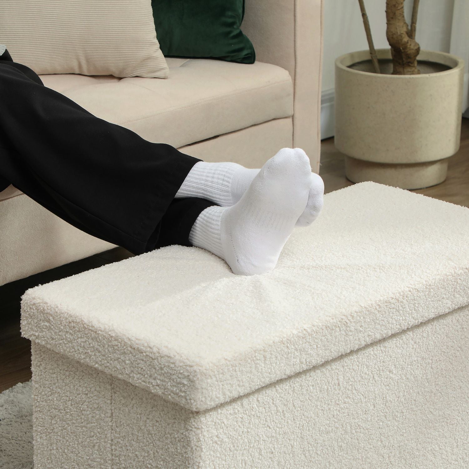 Hopfällbar förvaringsbänk i sammetslook – kräm, 76x38x38 cm