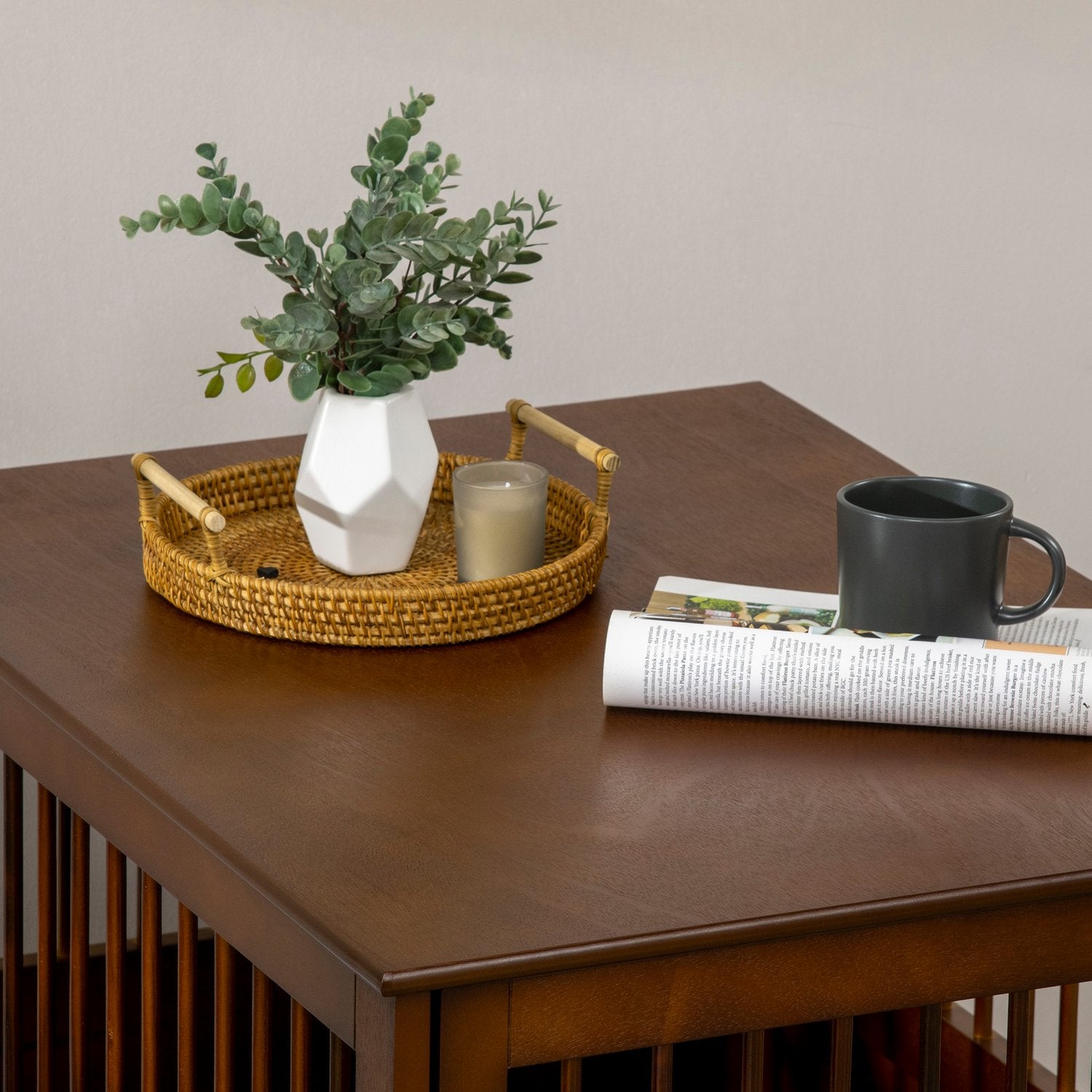 Snygg medelstor hundbur med bordsskiva, låsbar dörr