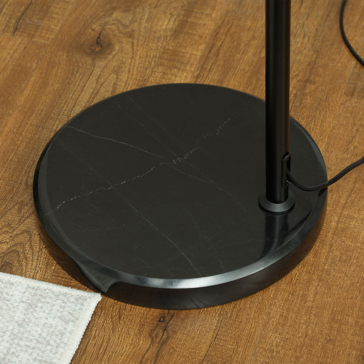 Nastavitelná černá stojací lampa s lněným stínidlem do obývacího pokoje