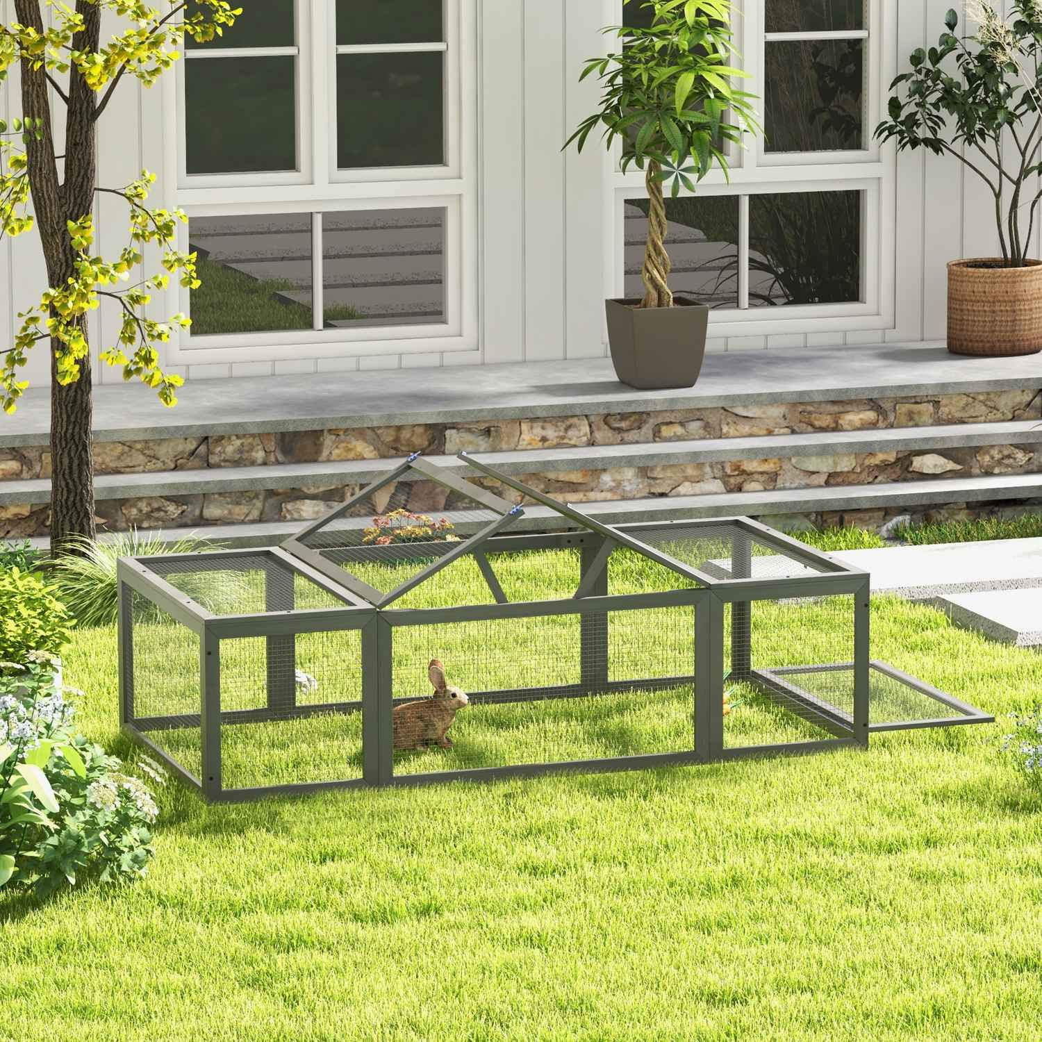 Kaninbur i granträ med vintertätt gångjärnstak