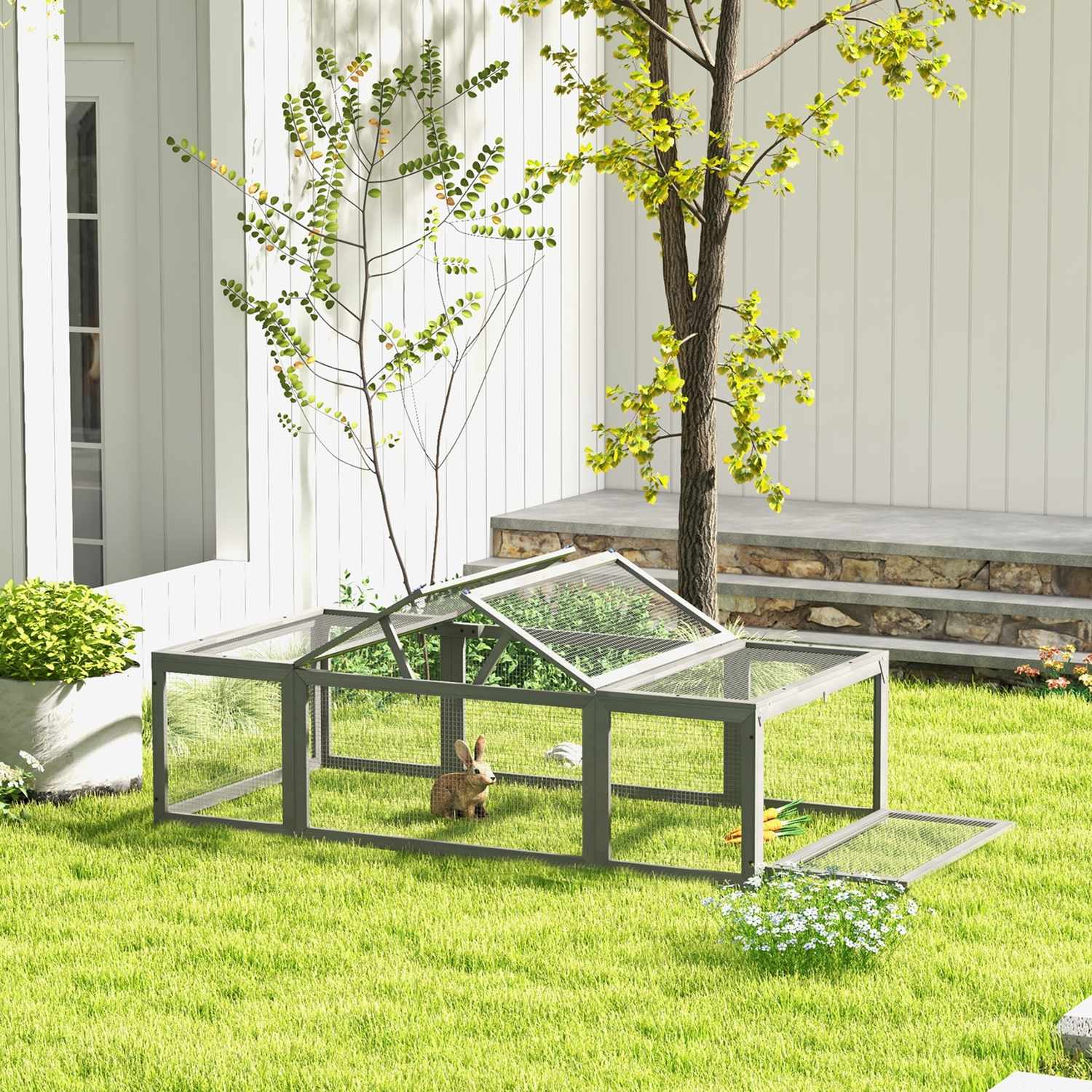 Kaninbur i granträ med vintertätt gångjärnstak