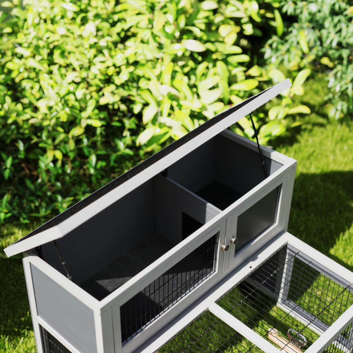 Kaninhydda i två våningar med utomhushölje