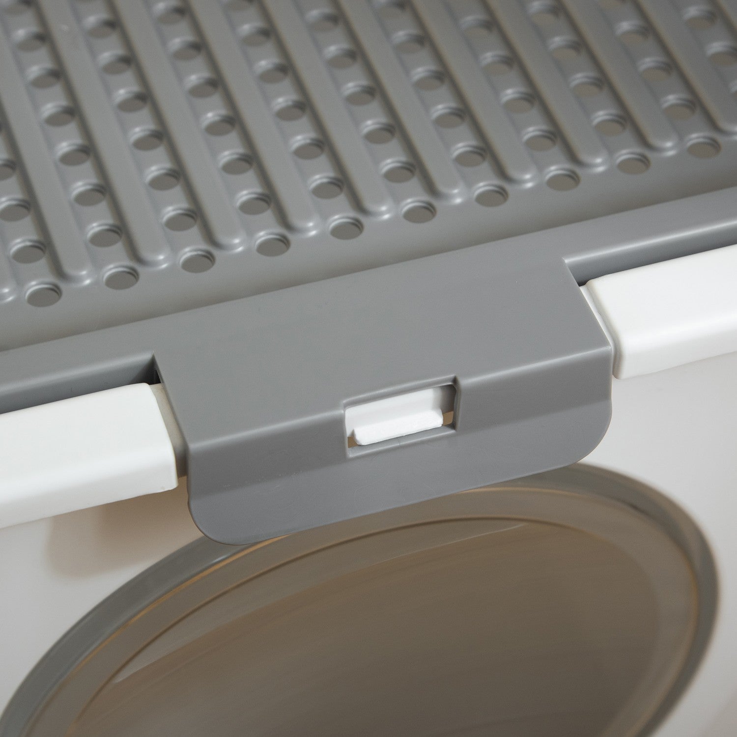 Kattsandlåda i plast med lock och skopa, inomhus – Grå/Vit