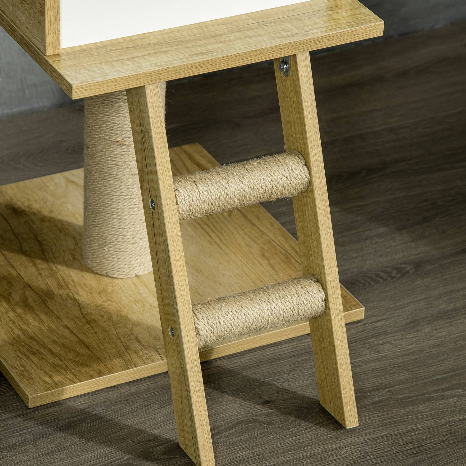 Kattskrapstolpe med högt i tak med hus och hängmatta