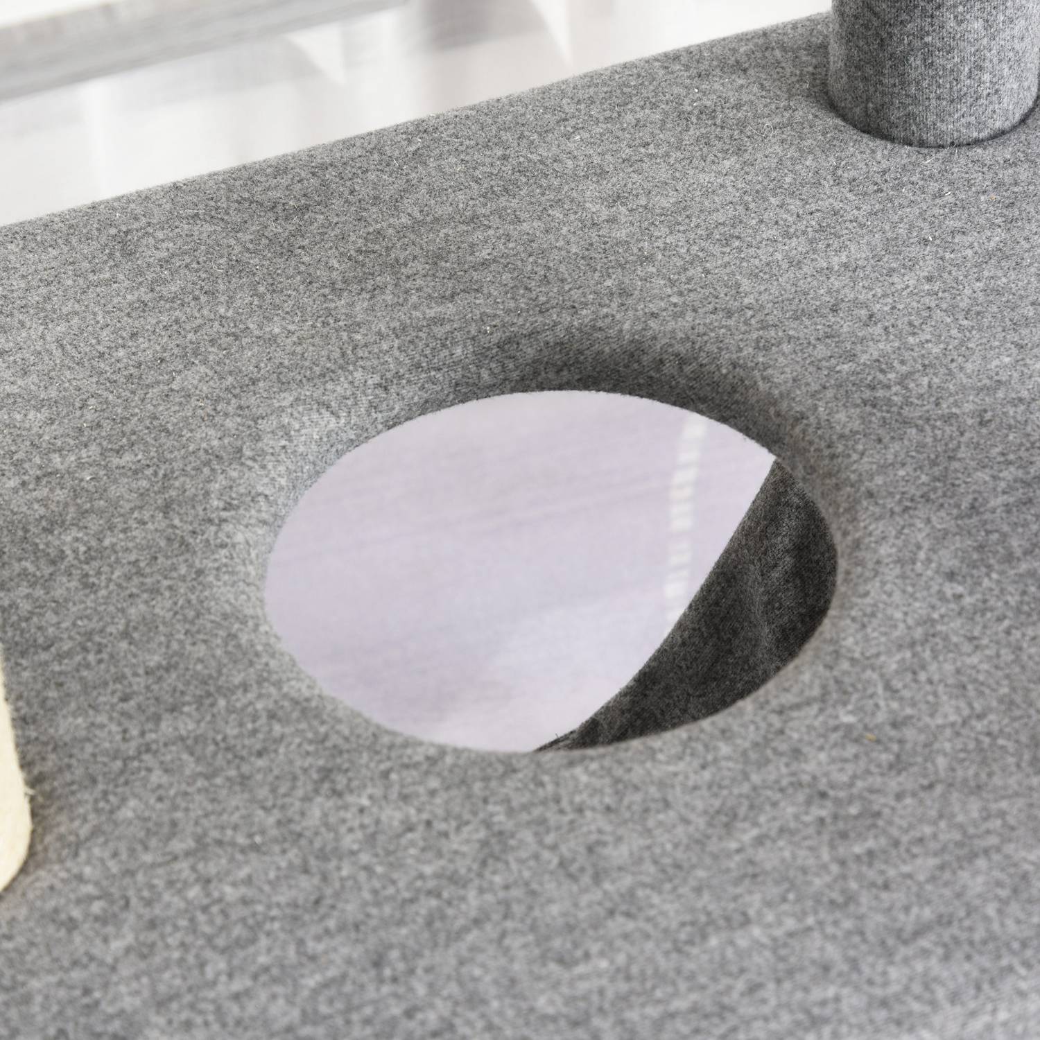 Kattskrapstolpe med hängmatta – Aktivitetsträd på flera nivåer