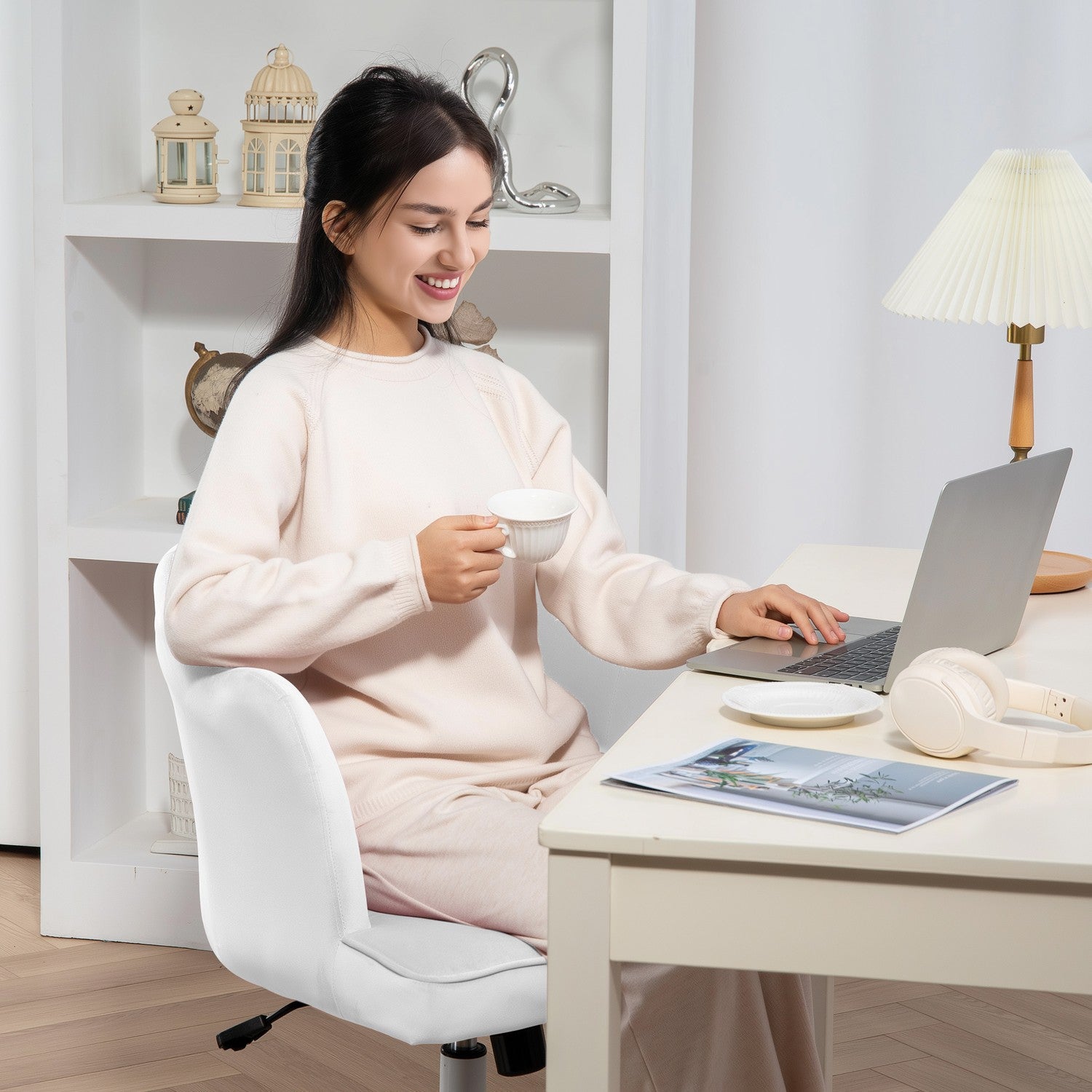 Vit Velvet-Look Swivel Office Stol med armstöd