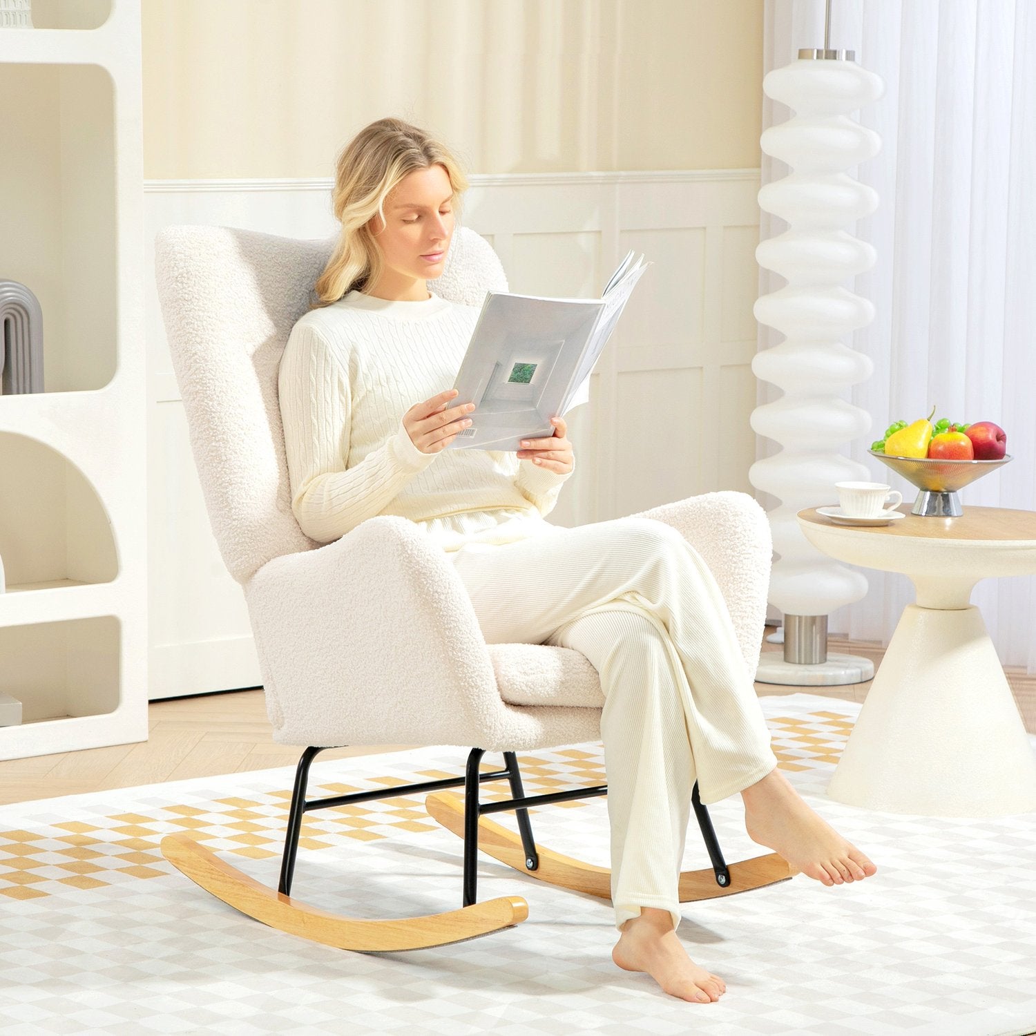 Krämvit gungstol med armstöd & kudde