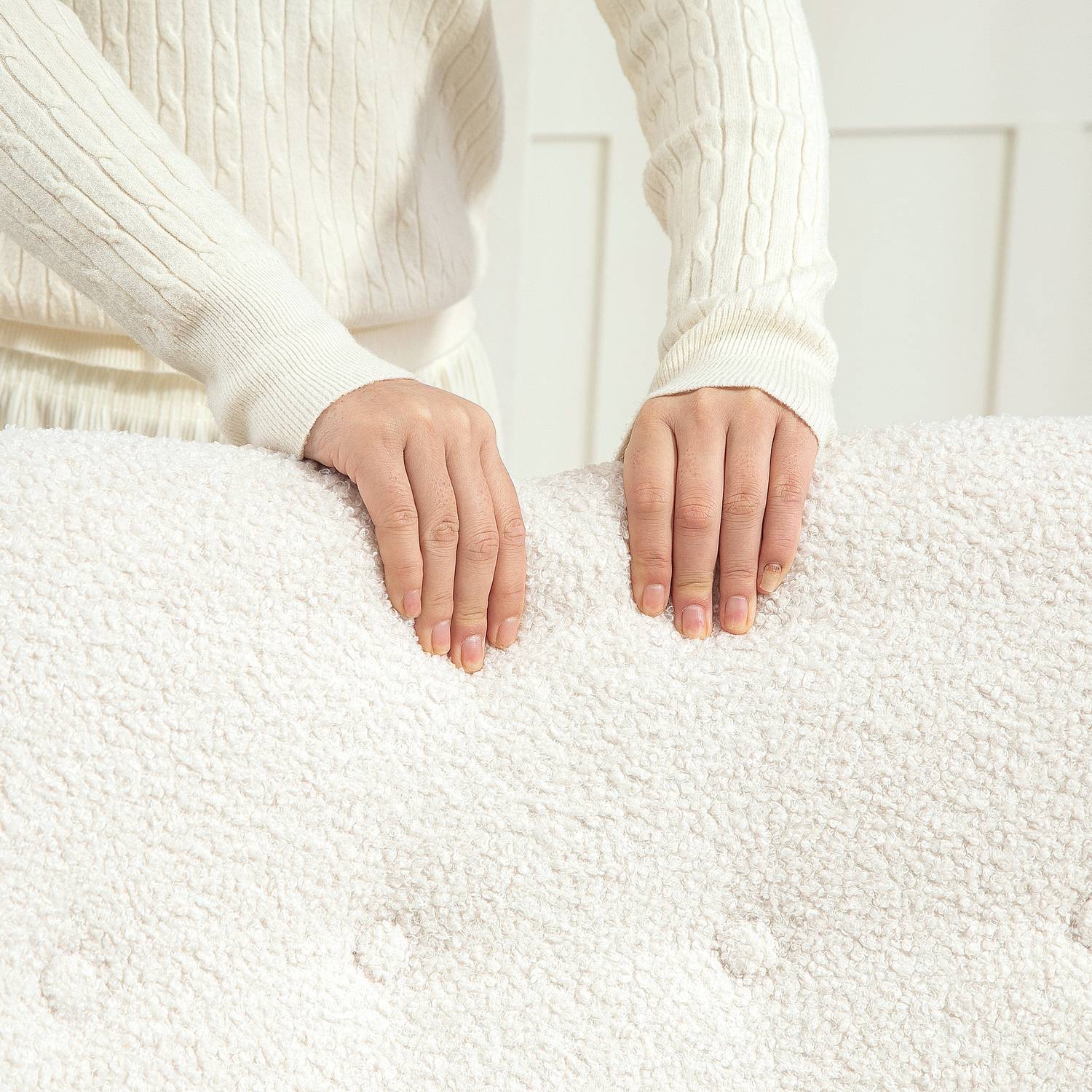 Krämvit gungstol med armstöd & kudde