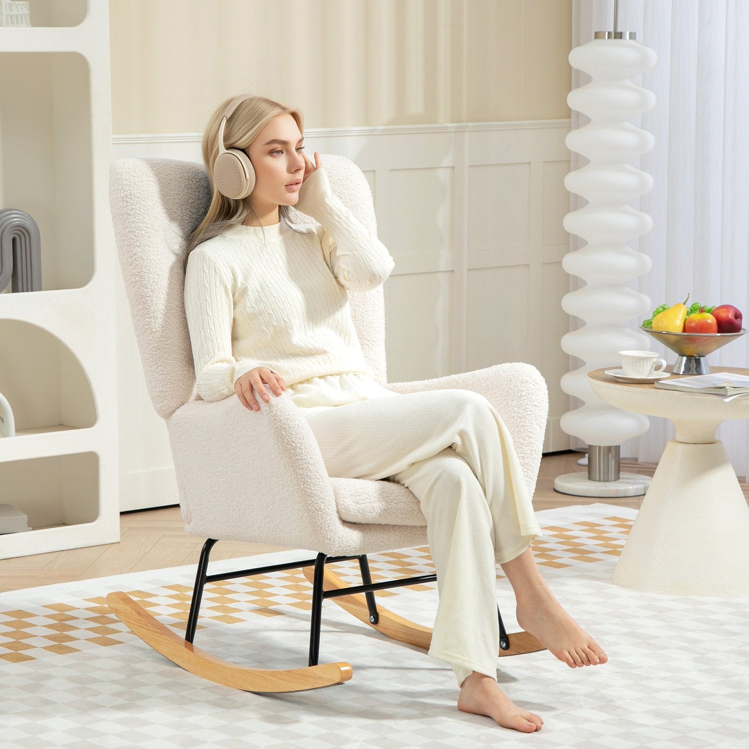 Krämvit gungstol med armstöd & kudde