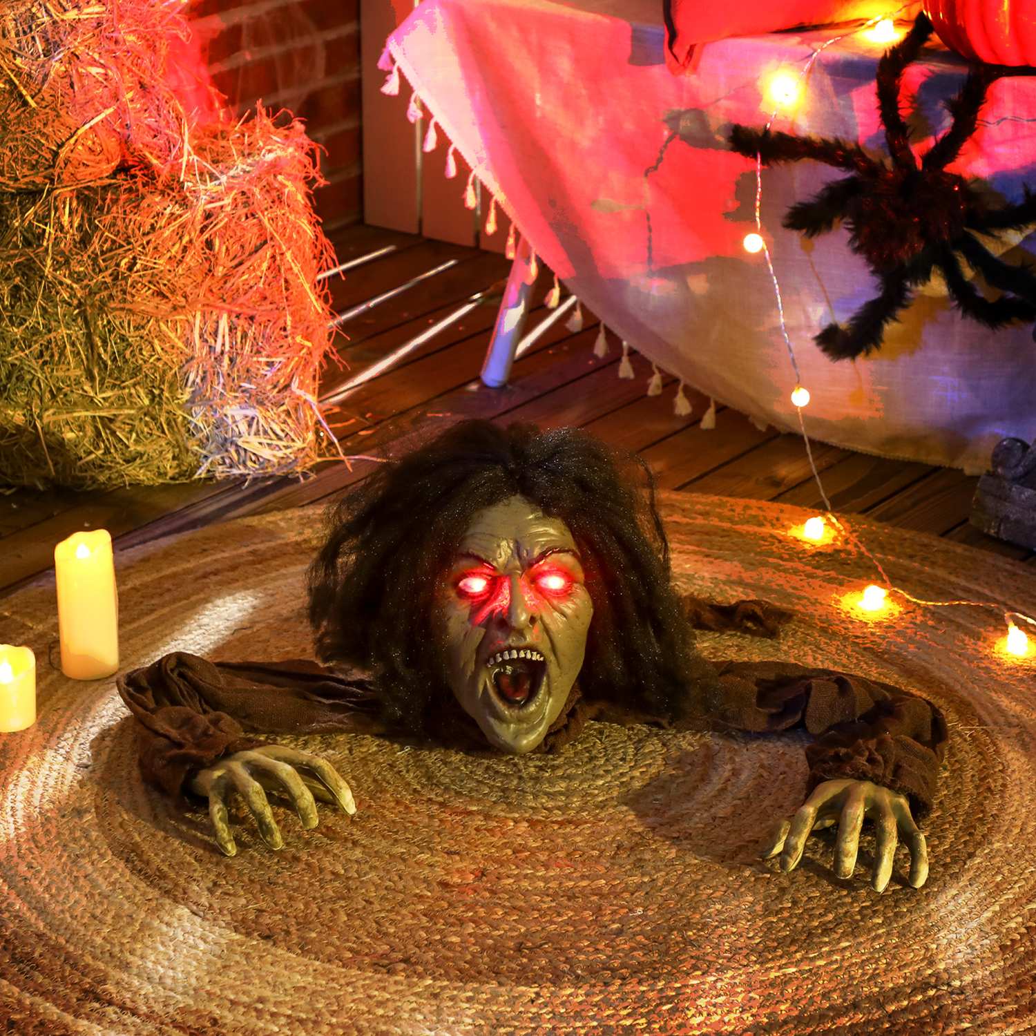 Krypande zombiedekoration med ljus och ljud