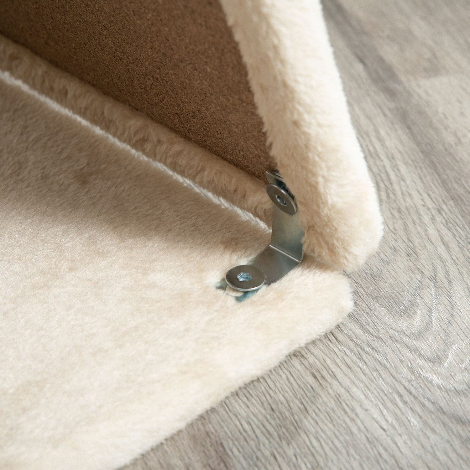 Liten kattskrapstolpe med säng och lekboll – 76 cm