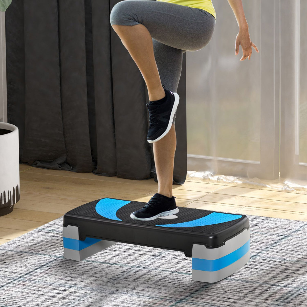 Světle modrý aerobní stepper, nastavitelná výška, nosnost 150 kg