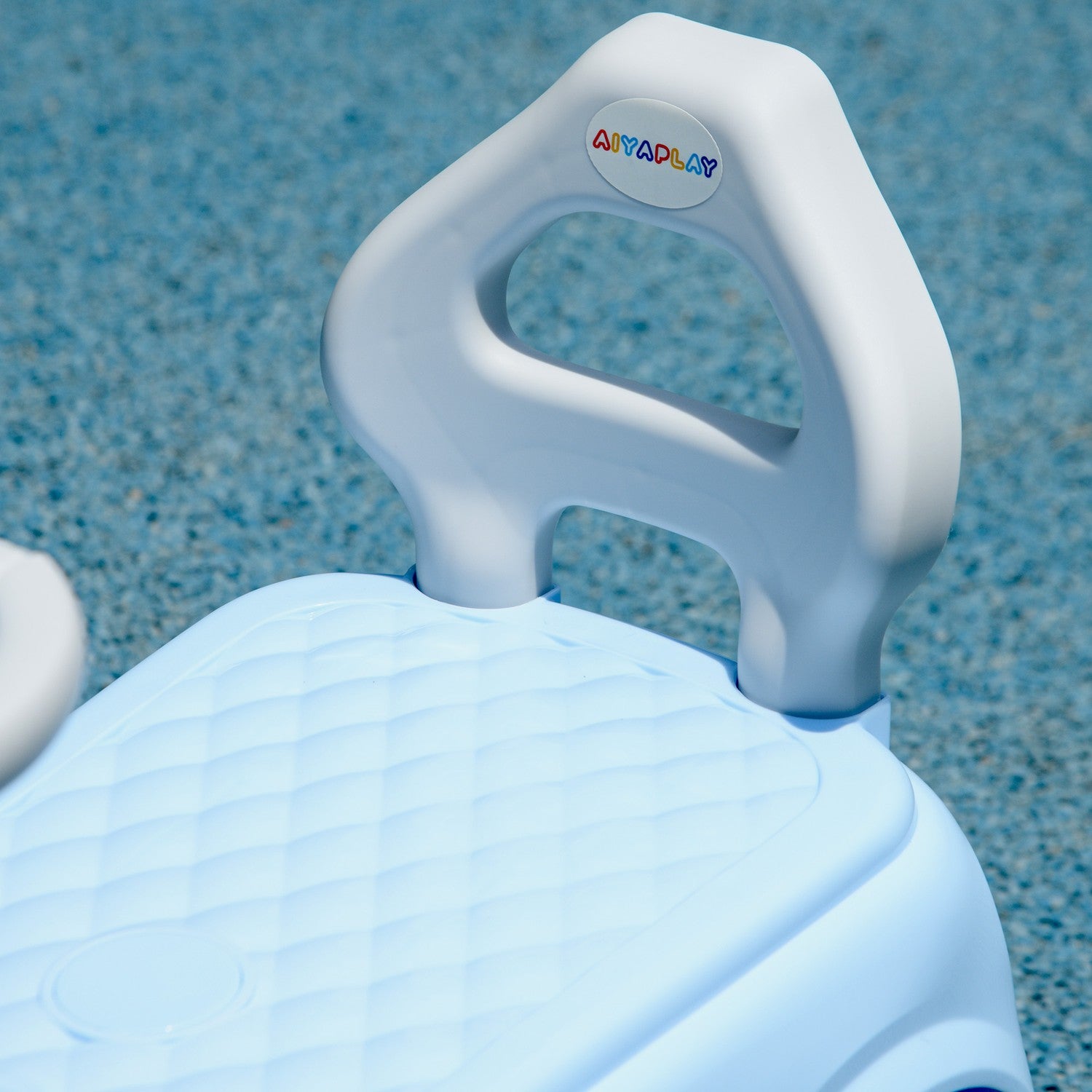 Ljusblå barnbil med tippskydd, 53x52x35 cm