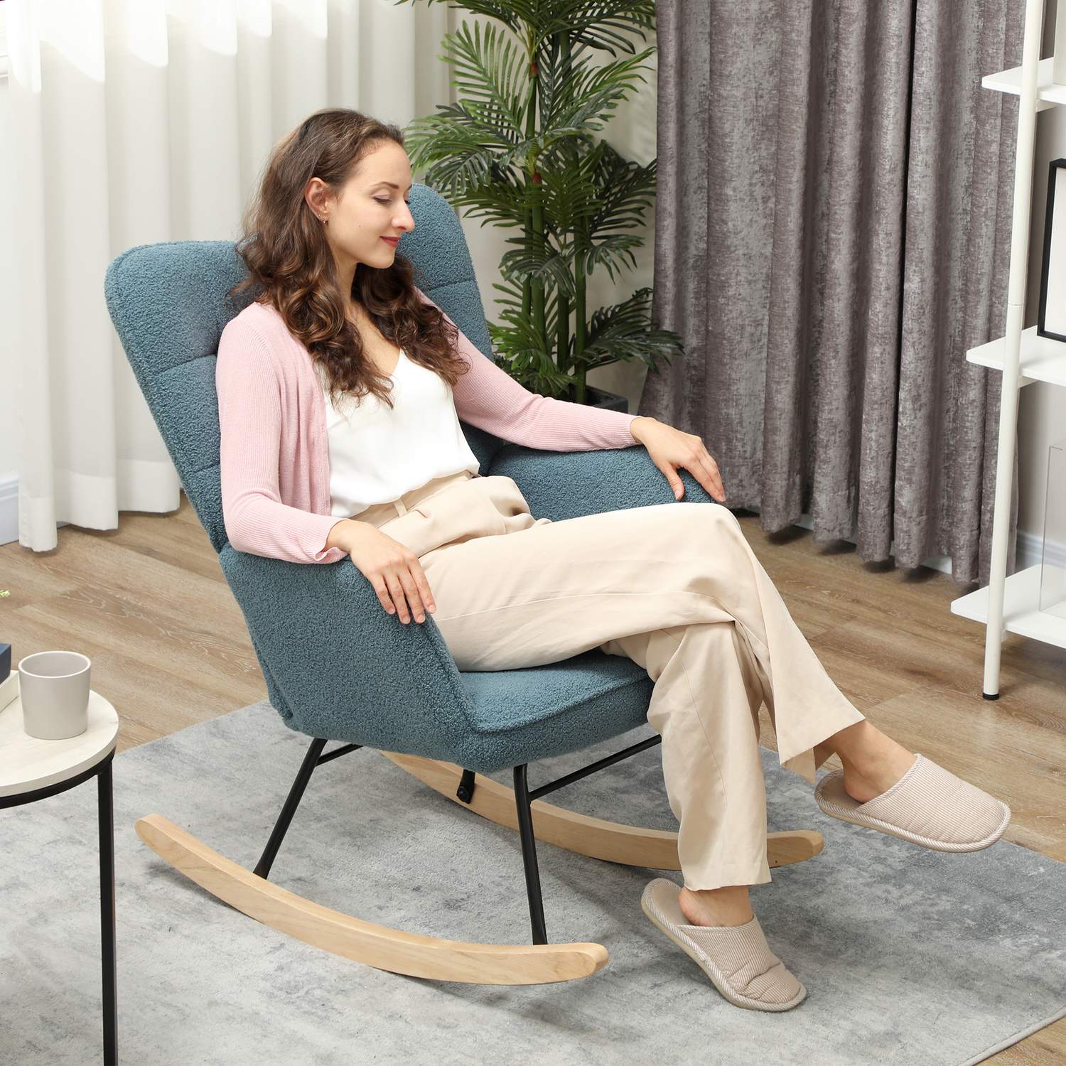 Ljusblå vadderad gungstol med armstöd, 120 kg kapacitet