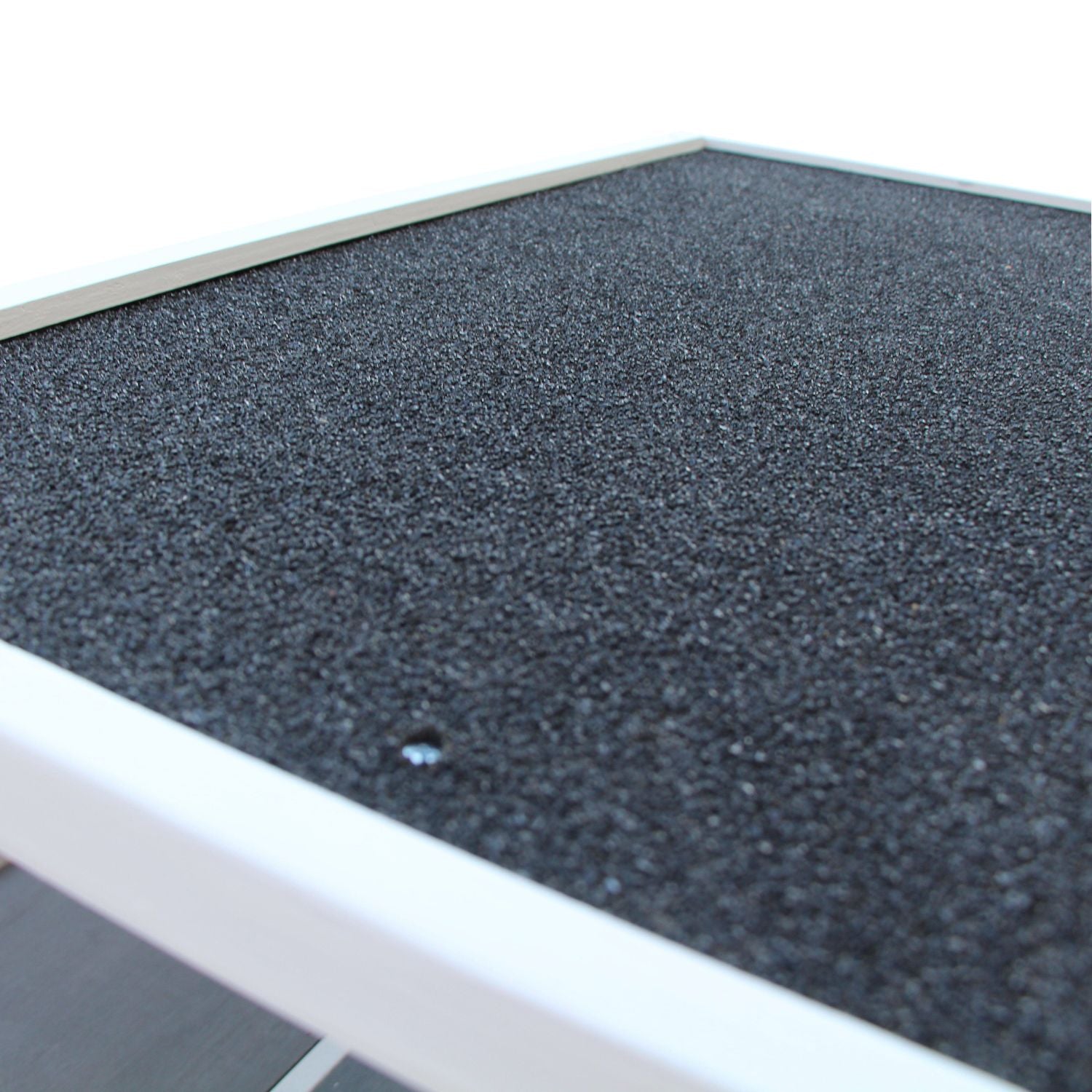 Massivt trä katthus med balkong och trappor, grå