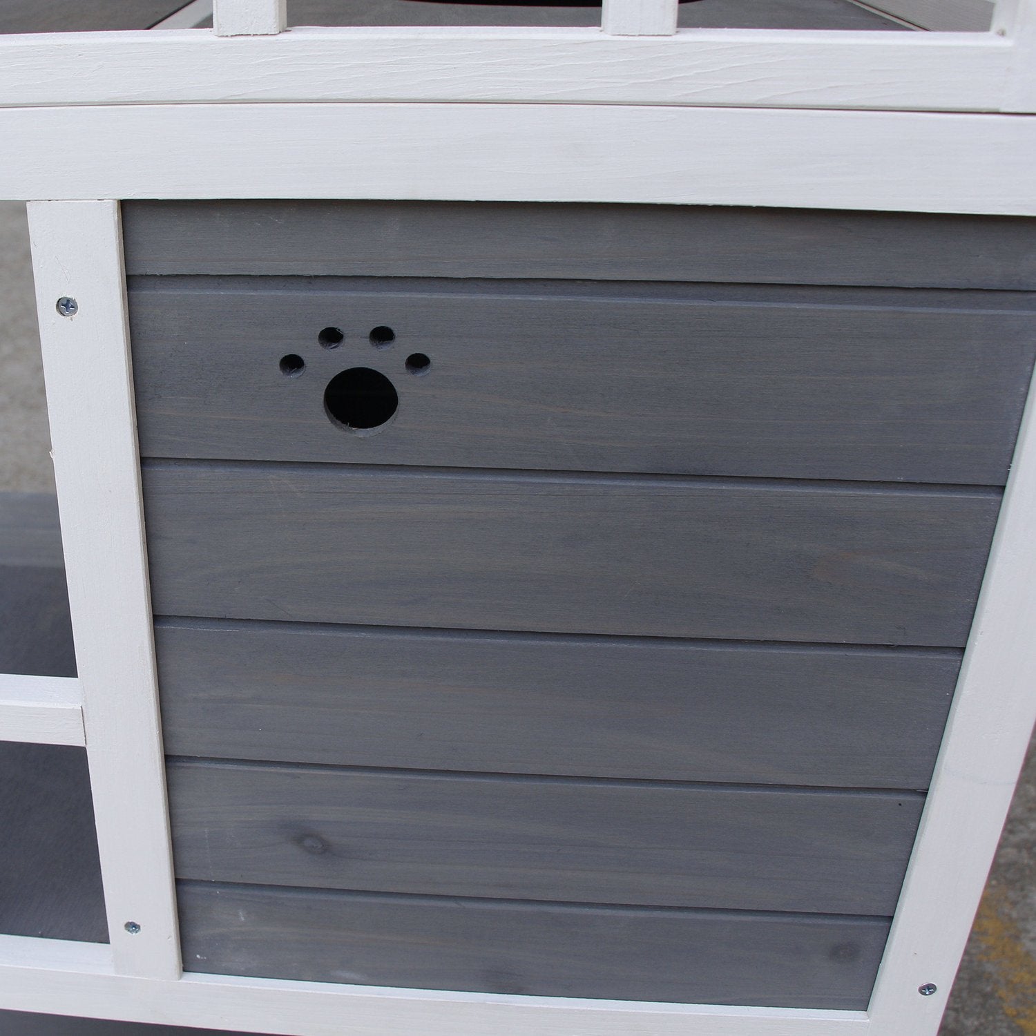 Massivt trä katthus med balkong och trappor, grå