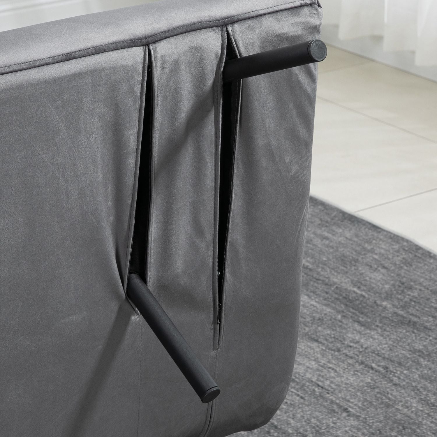 Mörkgrå sammetsbäddsoffa med förvaring och dyna