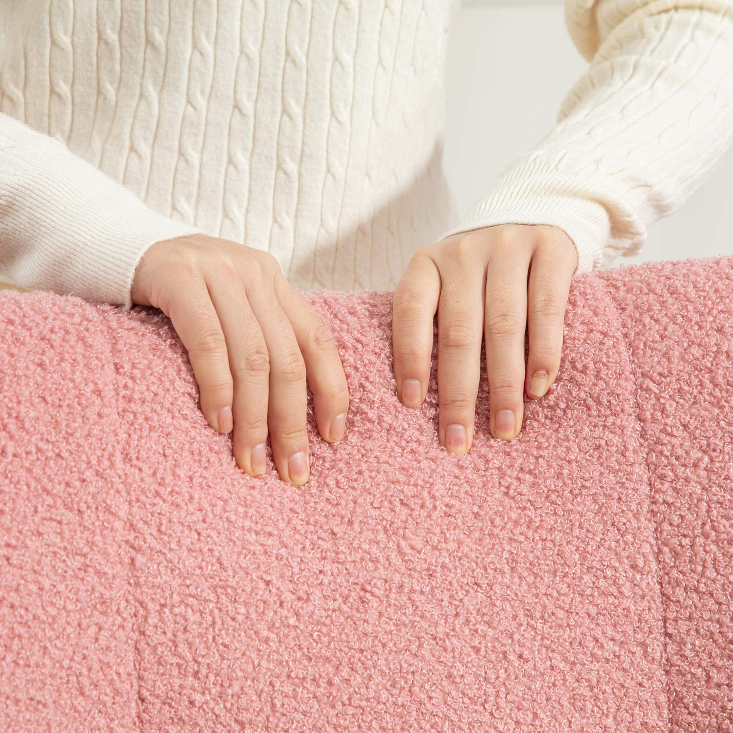 Rosa sammetsgungstol med armstöd – träbas