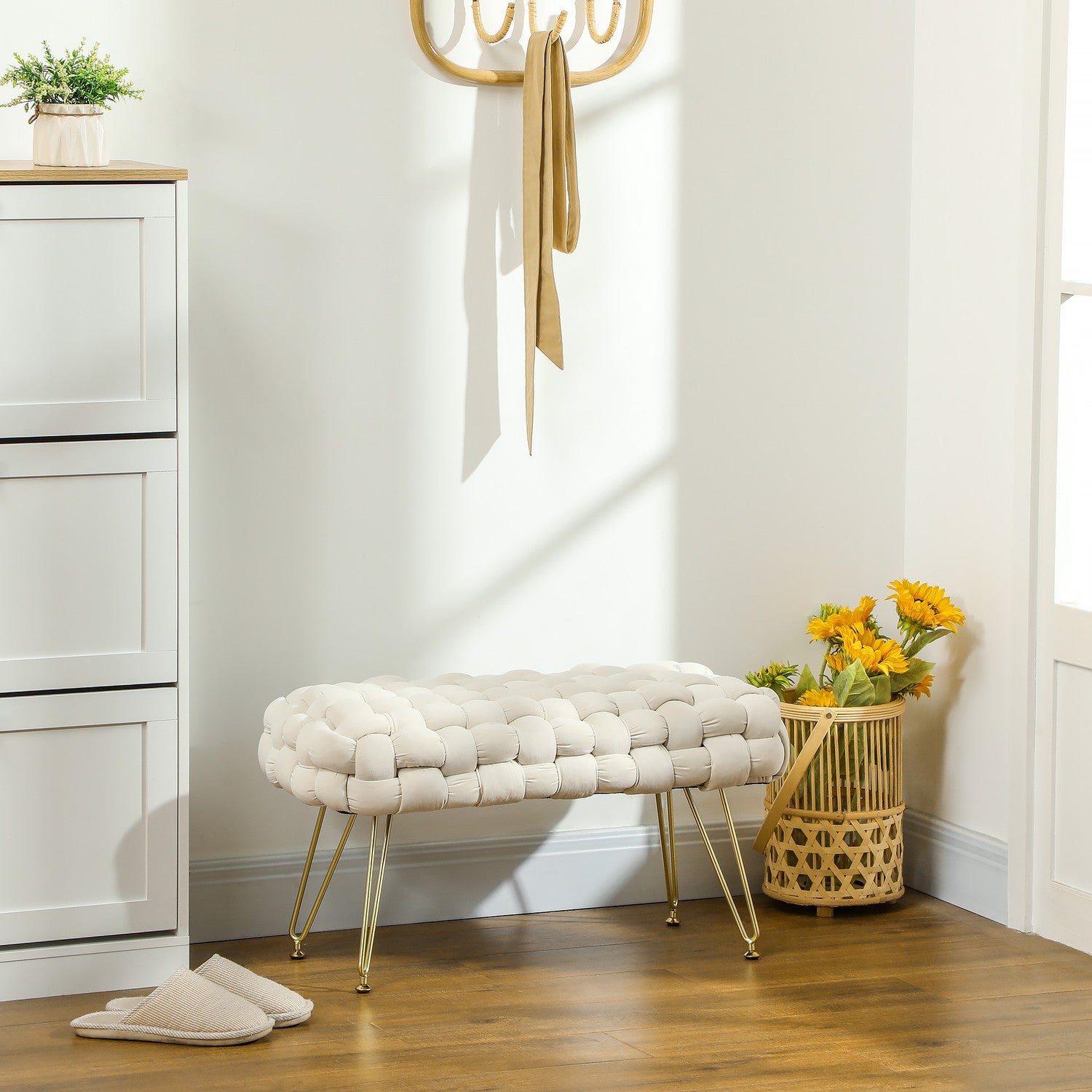 Sammetsklädd fotpall med metallben, krämvit