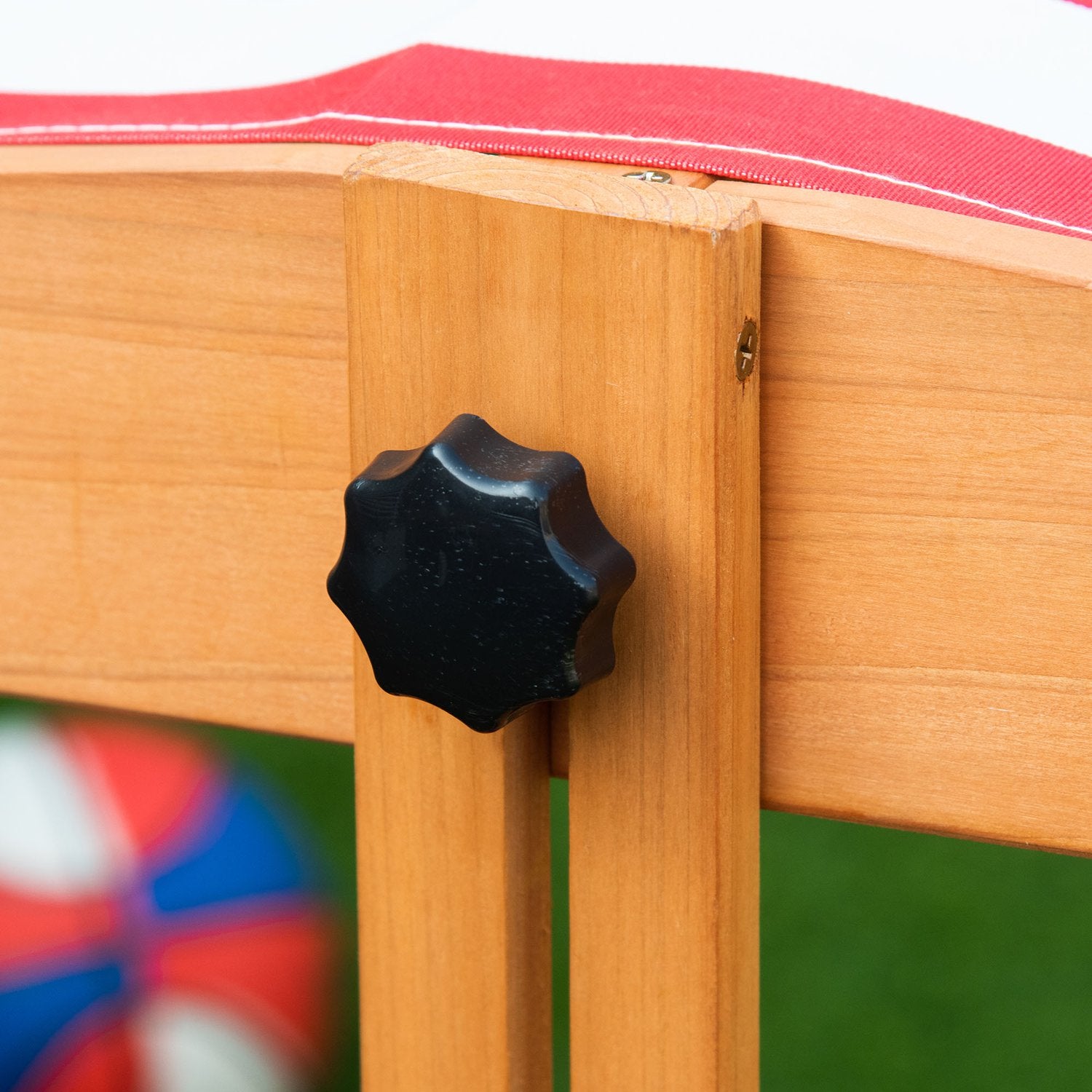 Sandlåda i trä med lock och tak för barn i åldrarna 3-7