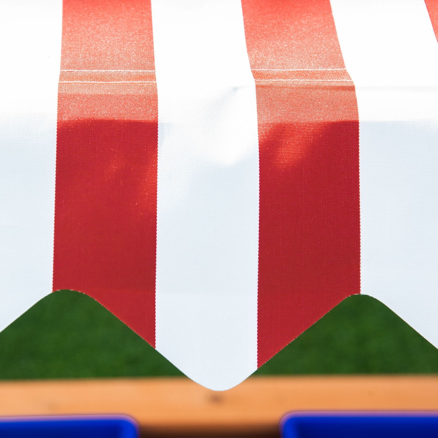 Sandlåda i trä med lock och tak för barn i åldrarna 3-7