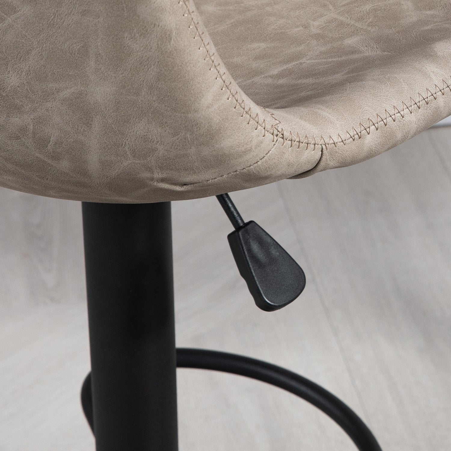 Höjdjusterbara beige vridbara barstolar i konstläder, set om 2
