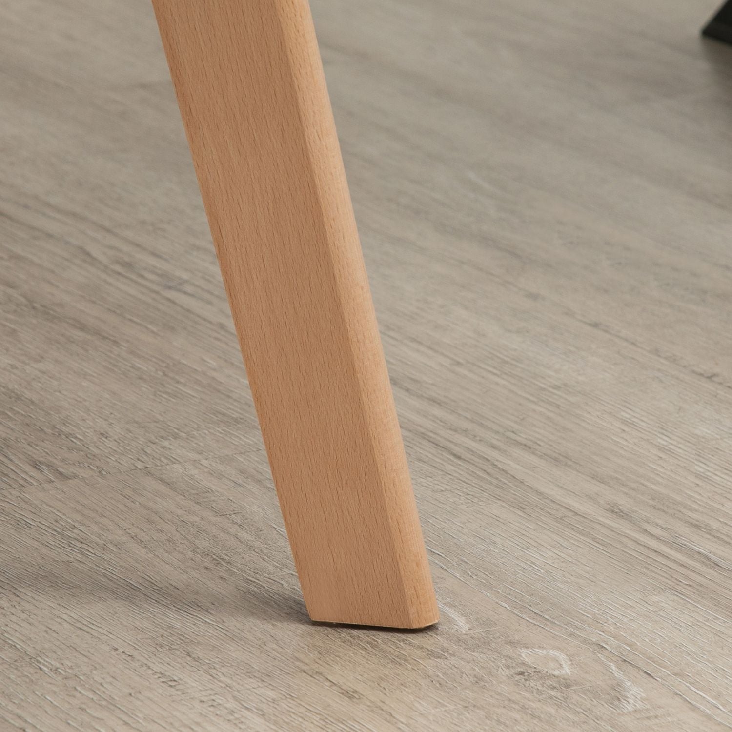 Set med 2 matstolar i grå sammet med armstöd