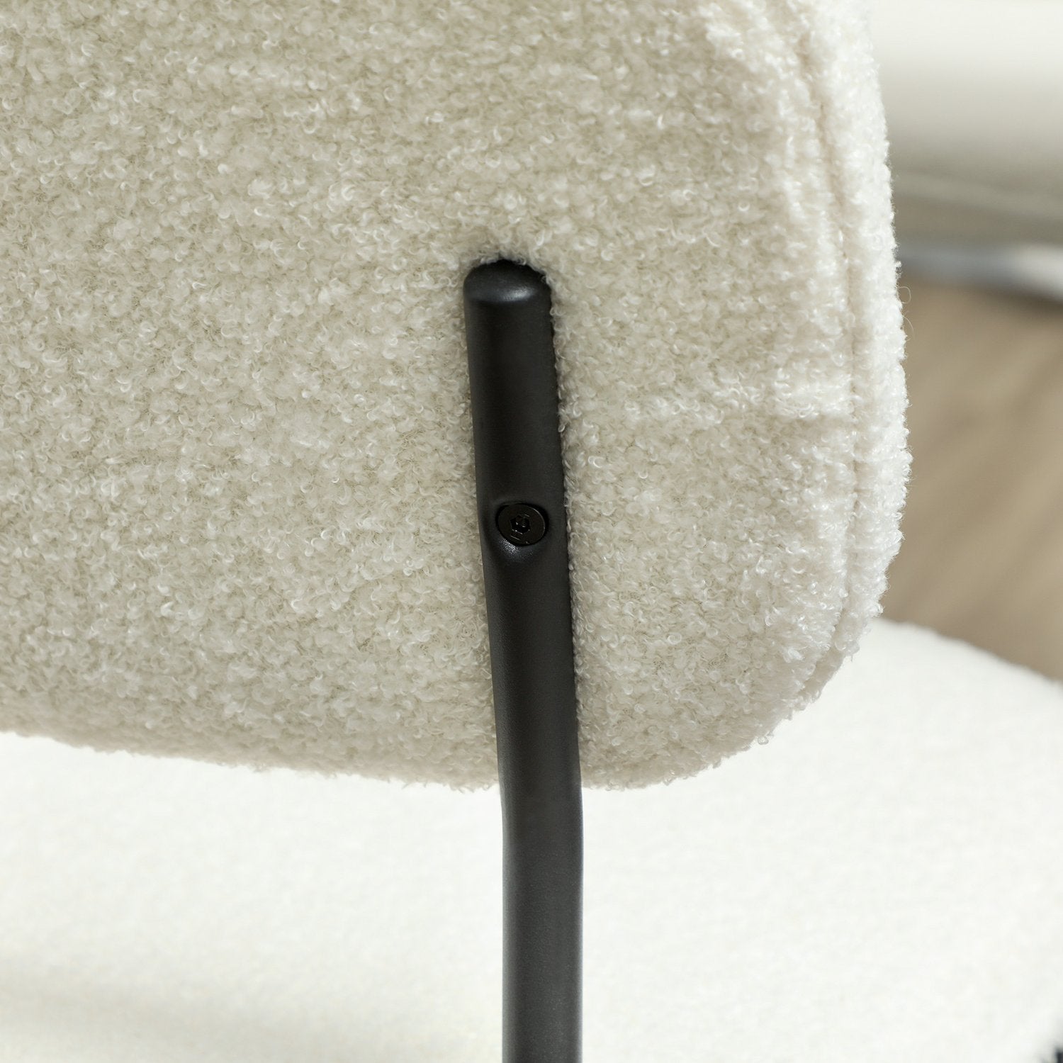 Set med 4 matstolar i vit sammetslook med ryggstöd